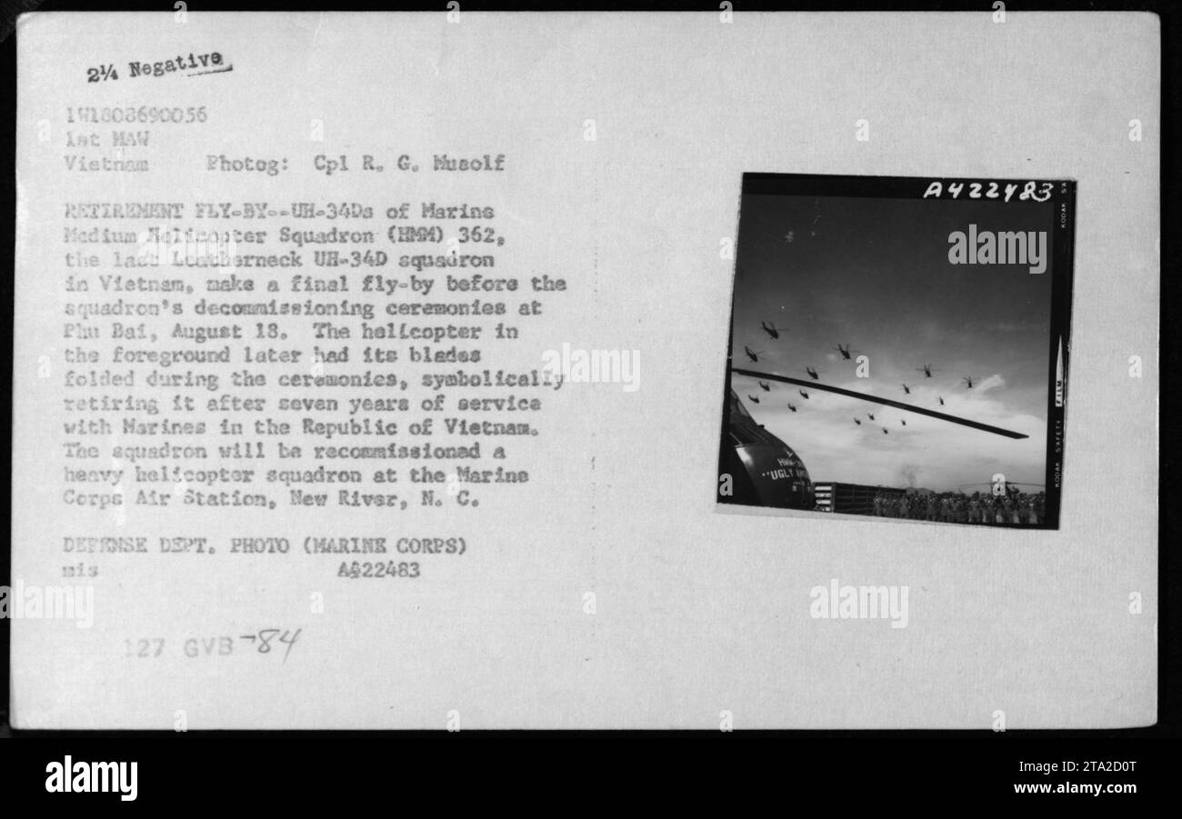 'Rückflug von UH-34D Hubschraubern von Marine Medium Helicopter Squadron 362 während der Stilllegungszeremonien in Plan Bai, Vietnam, am 18. August. Der Vordergrundhubschrauber hatte seine Klingen als symbolischen Ruhestand gefaltet, nachdem er sieben Jahre lang bei den Marines in Vietnam gedient hatte. Das Geschwader wird als schweres Hubschraubergeschwader an der Marine Corps Air Station in New River, North Carolina, wieder in Dienst gestellt." Stockfoto