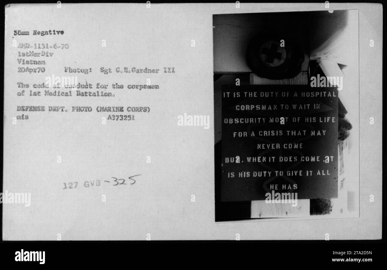 Eine Gruppe von Schildern auf einer Militärbasis während des Vietnamkriegs. Eines der Zeichen lautet: „Es ist die Pflicht eines Krankenhausleiters, den größten Teil seines Lebens in Vergessenheit auf eine Krise zu warten, die vielleicht nie kommt, aber wenn sie kommt, ist es seine Pflicht, alles zu geben, was er hat.“ Stockfoto