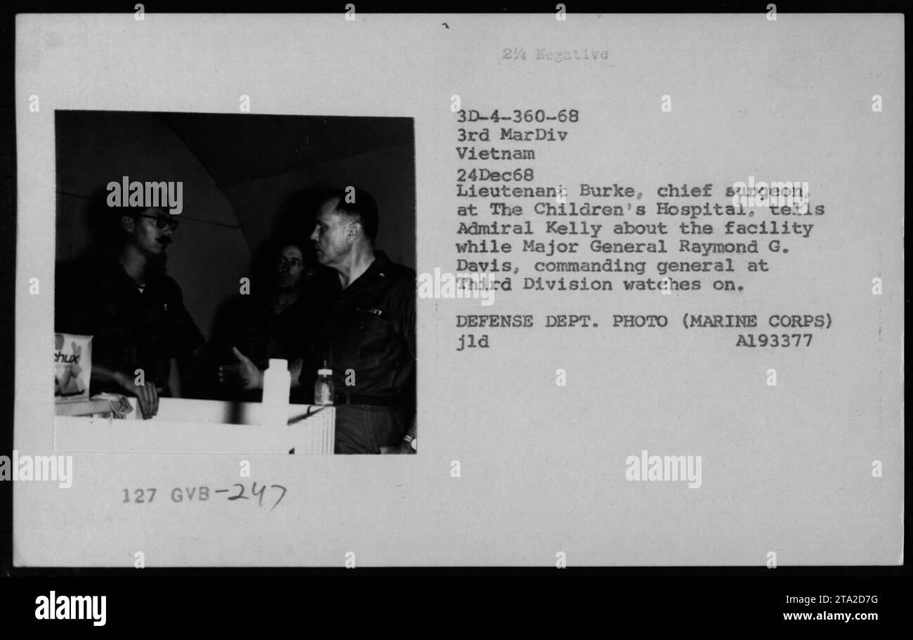Lieutenant Burke, Chefchirurg, erklärt Admiral Kelly die Operationen des Kinderkrankenhauses, begleitet von Generalmajor Raymond G. Davis. Das Bild wurde am 24. Dezember 1968 während eines Medical Civilian Assistance Program (MEDCAP) in Vietnam aufgenommen. Das Foto wurde vom Verteidigungsministerium (Marine Corps) mit dem Code A193377 aufgenommen. Stockfoto