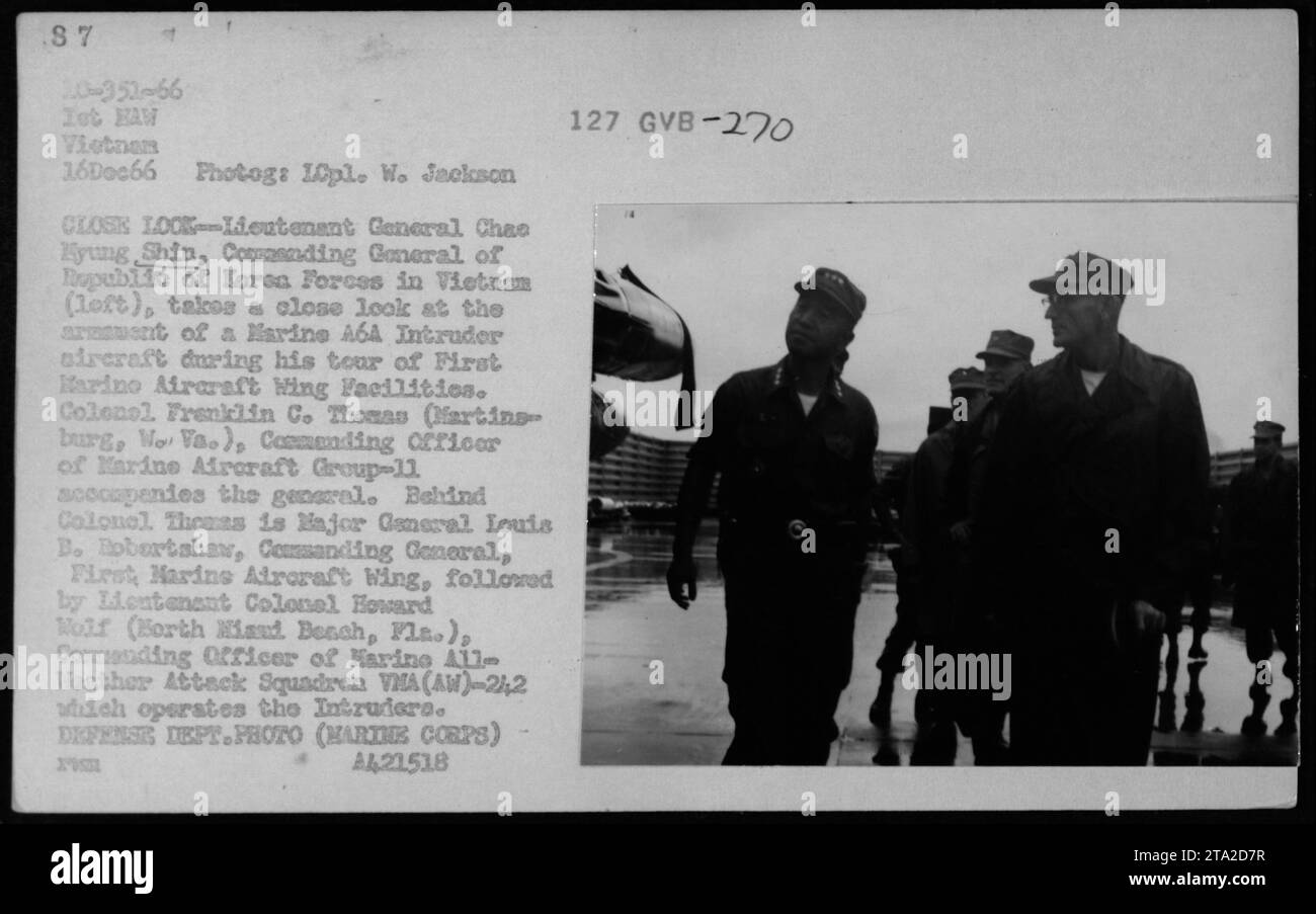 Generalleutnant Chao Hyung Shin, Befehlshaber der Streitkräfte der Republik Korea in Vietnam, inspiziert die Bewaffnung eines Eindringflugzeugs der Marine A64 während seines Besuchs in der First Marine Aircraft Wing Facilities. Colonel Frenklin C. Thomas begleitet den General, gefolgt von Generalmajor Louis B. Robertshaw, Commanding General des ersten Marineflugzeugflügels. Oberstleutnant Howard Wolf, Befehlshaber der Marine Allwetter-Angriffsgeschwader VMA (AW)-242, ist ebenfalls anwesend. Dieses Foto wurde am 16. Dezember 1966 vom Fotografen W. Jackson für das Verteidigungsministerium aufgenommen. Stockfoto