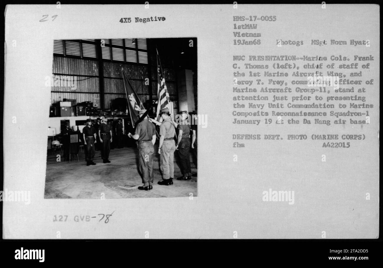 Marine Kühlung. Frank C. Thomas und Leroy T. Frey präsentieren die Navy Unit Commendation der Marine Composite Reconnaissance Squadron-1 am 19. Januar 1968 auf dem Luftwaffenstützpunkt da Nang in Vietnam. Die Zeremonie wurde von MSgt Norm Hyatt aufgenommen, einem Fotografen für den 1. Marine Air Wing. Stockfoto