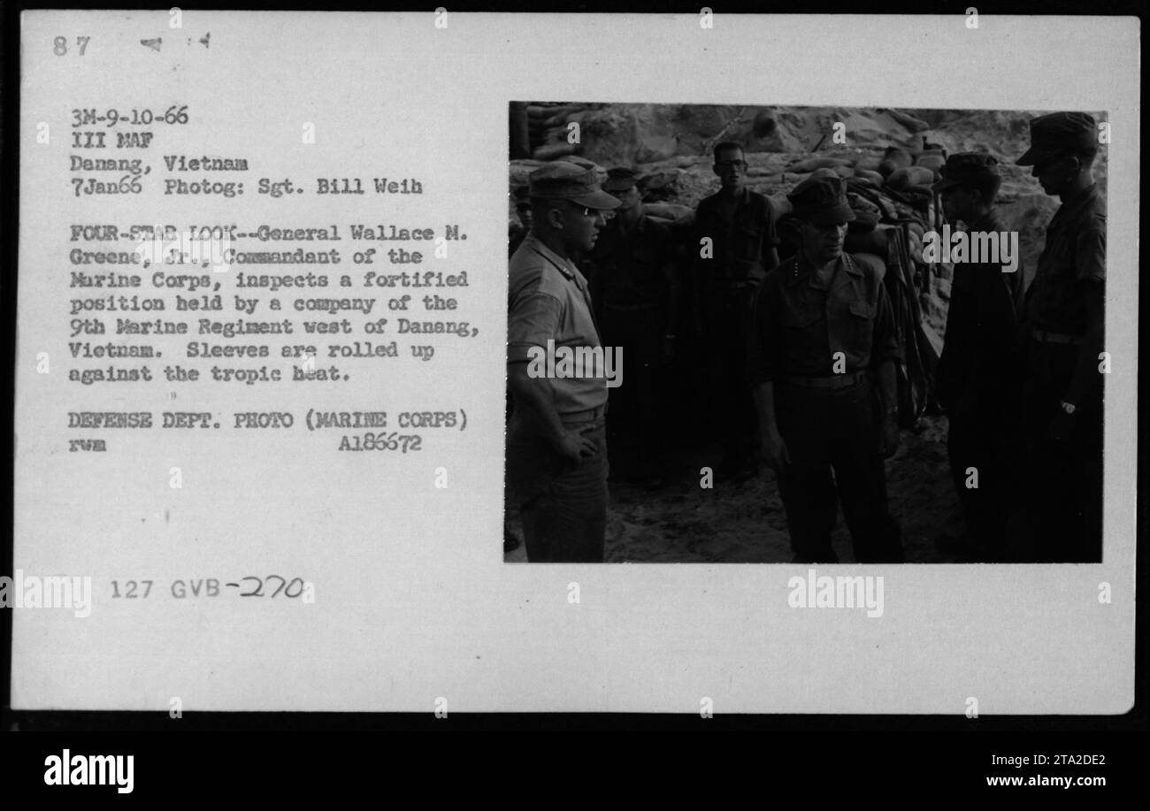 General Wallace M. Greene Jr., Kommandant des Marine Corps, inspiziert ...