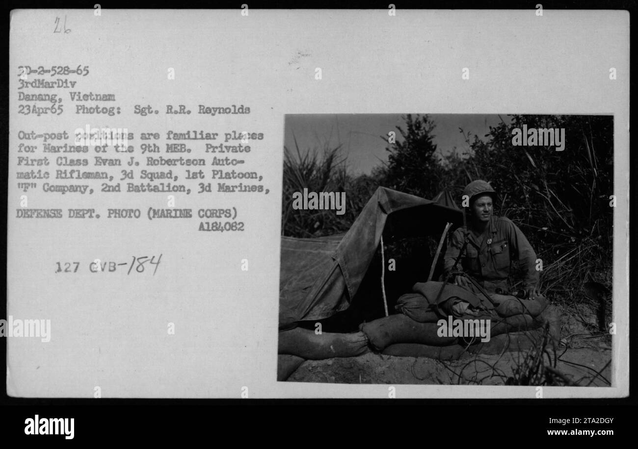 Der private First Class Evan J. Robertson, ein Marine der 9. MEB, wird am 23. April 1965 in Danang, Vietnam, gesehen. Er ist an einer Außenposten-Position stationiert und gibt sich als automatischer Schützling für das Foto des Verteidigungsministeriums aus. Foto von Sgt. R.R. Reynolds, 3rdMarDiv.' Stockfoto