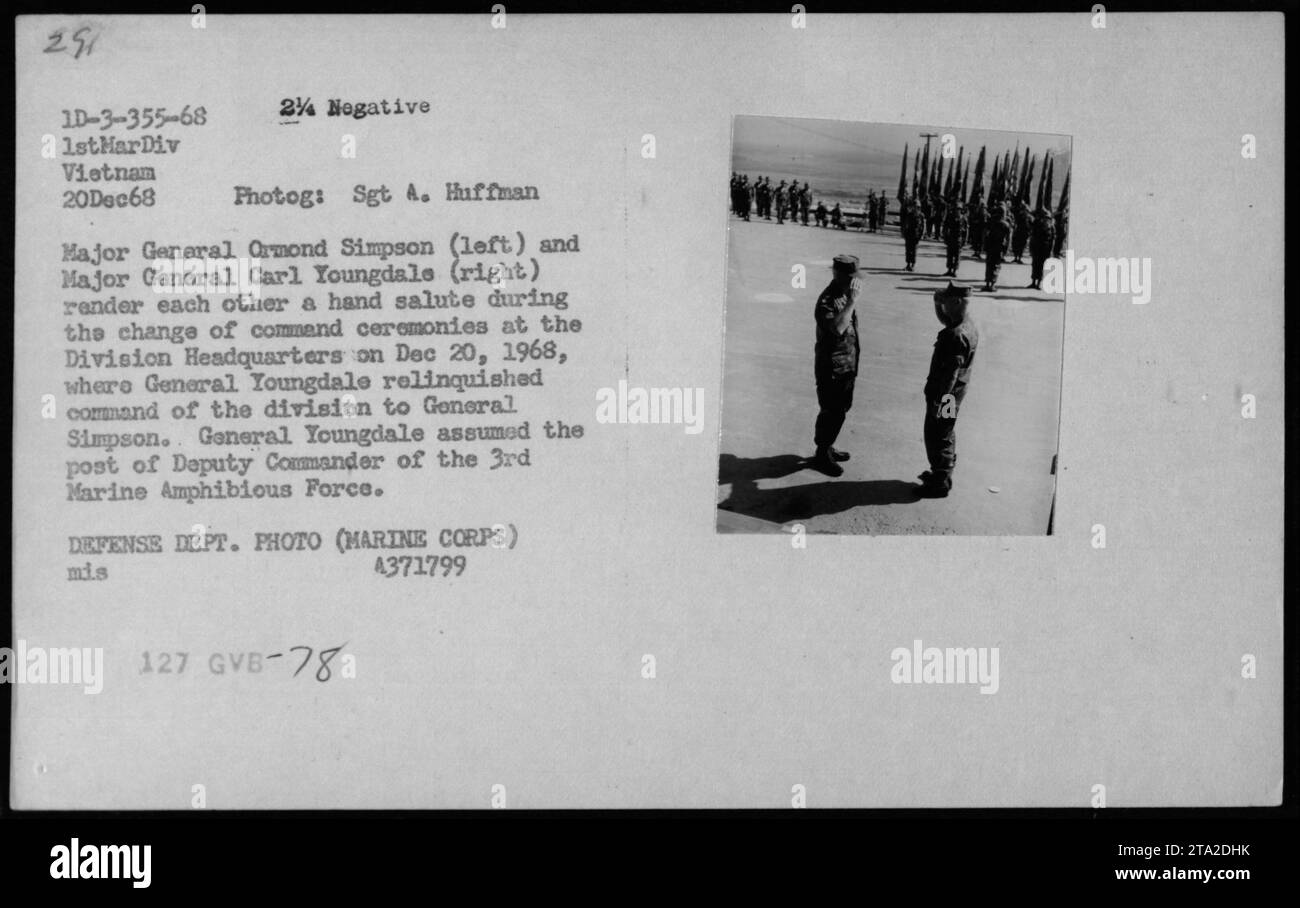 Generalmajor Carl Youngdale überträgt das Kommando am 20. Dezember 1968 an Generalmajor Ormond Simpson im Hauptquartier der 1. Marine Division in Vietnam. Youngdale übernimmt die Rolle des Deputy Commander der 3. Marine Amphibious Force. Stockfoto