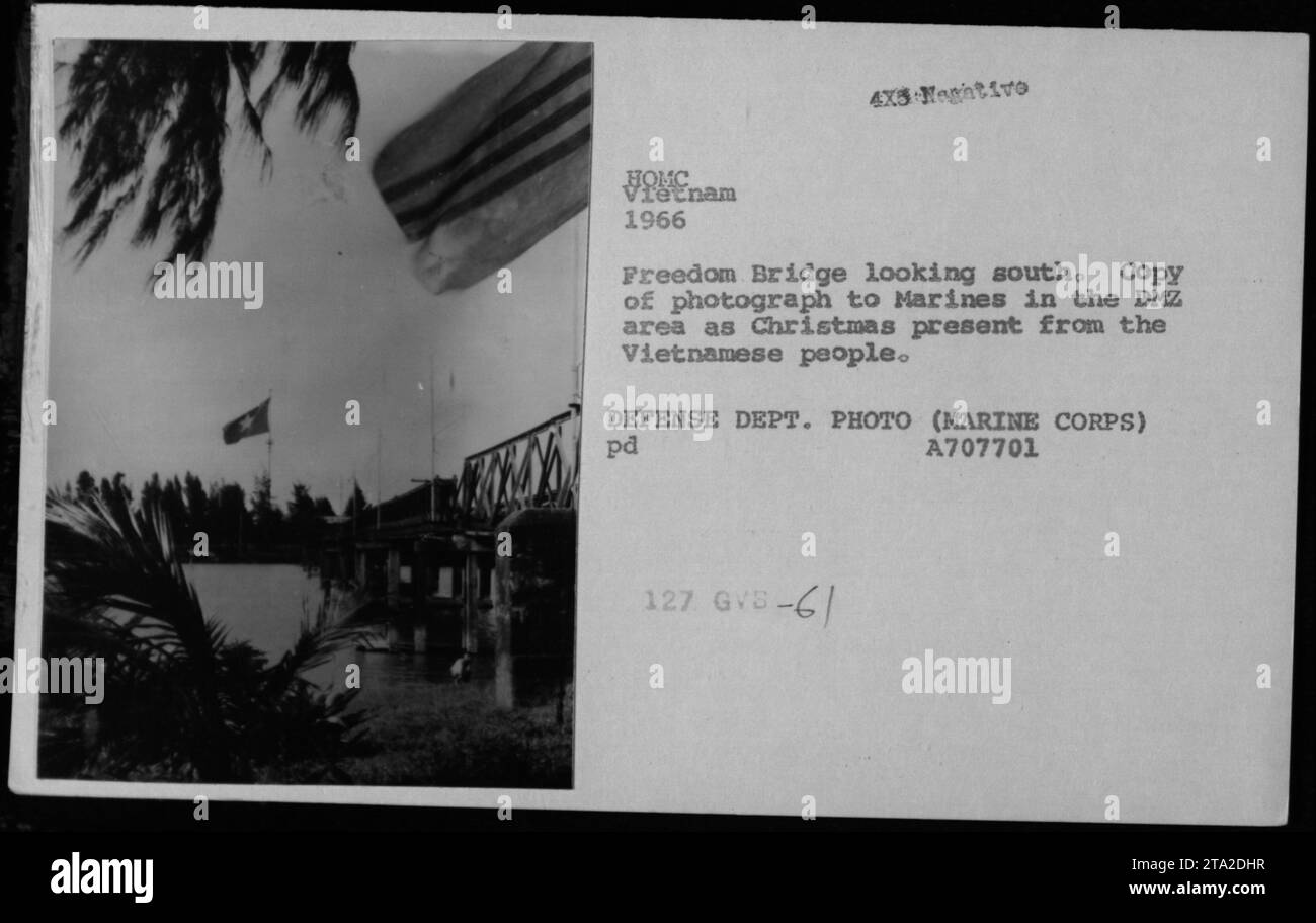 'Freedom Bridge in Vietnam, fotografiert 1966. Das Bild zeigt die Brücke nach Süden. Eine Kopie dieses Fotos wurde als Weihnachtsgeschenk an Marines im DMZ-Gebiet von den Vietnamesen überreicht. Dieses Foto ist ein Bild des Verteidigungsministeriums, das vom Marine Corps aufgenommen wurde. Stockfoto