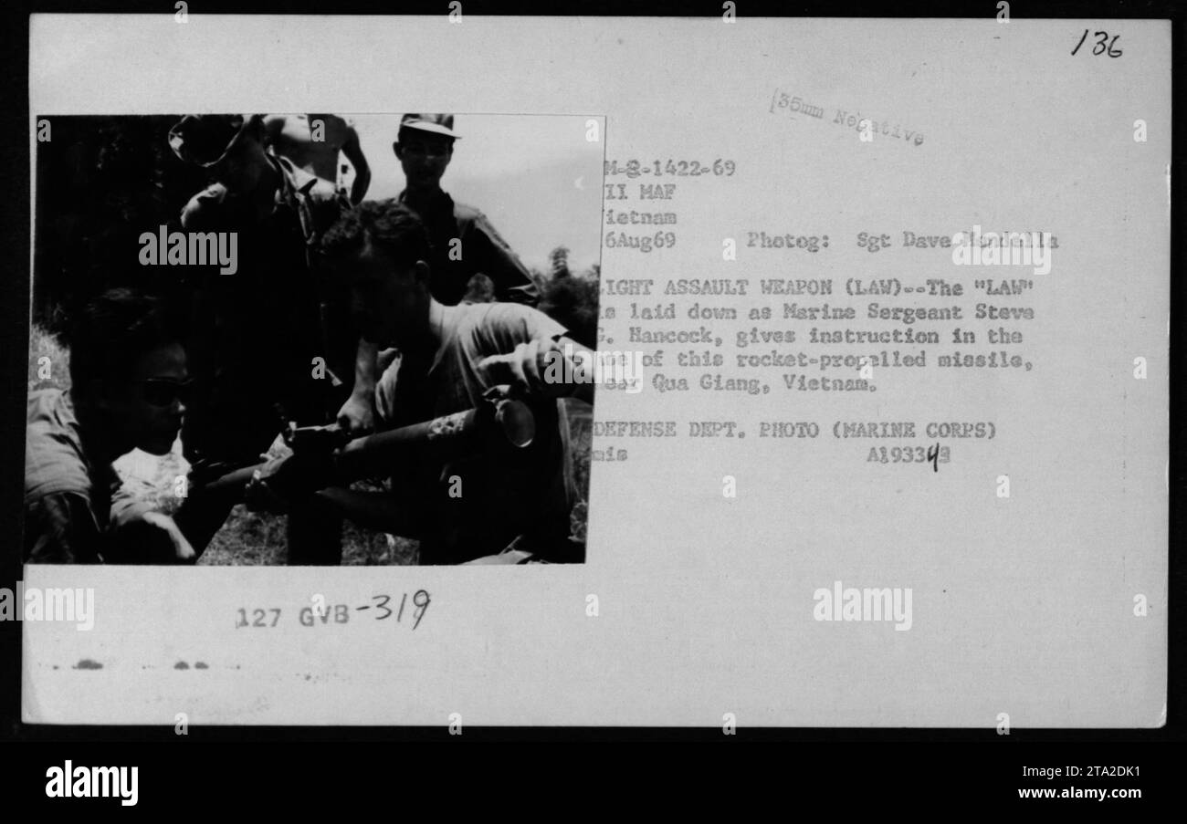 Marine Sergeant Steve Hancock demonstriert den Einsatz einer Raketenrakete, die als „GESETZ“ (leichte Angriffswaffe) bekannt ist, während des Vietnamkriegs. Das Foto wurde am 6. August 1969 in der Nähe von Phu Giang in Vietnam aufgenommen. Es ist ein 35-mm-negativ, fotografiert von Sgt Dave Mendella, und ein Foto des Verteidigungsministeriums vom Marine Corps. Stockfoto
