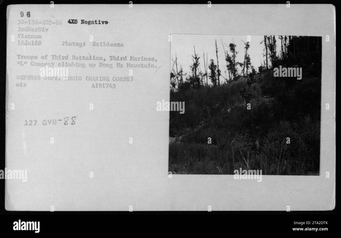 Am 16. Juli 1968 bestiegen Truppen der L Company, 3. Bataillon, Third Marines den Berg Dong Ha während militärischer Operationen in Vietnam. Stockfoto