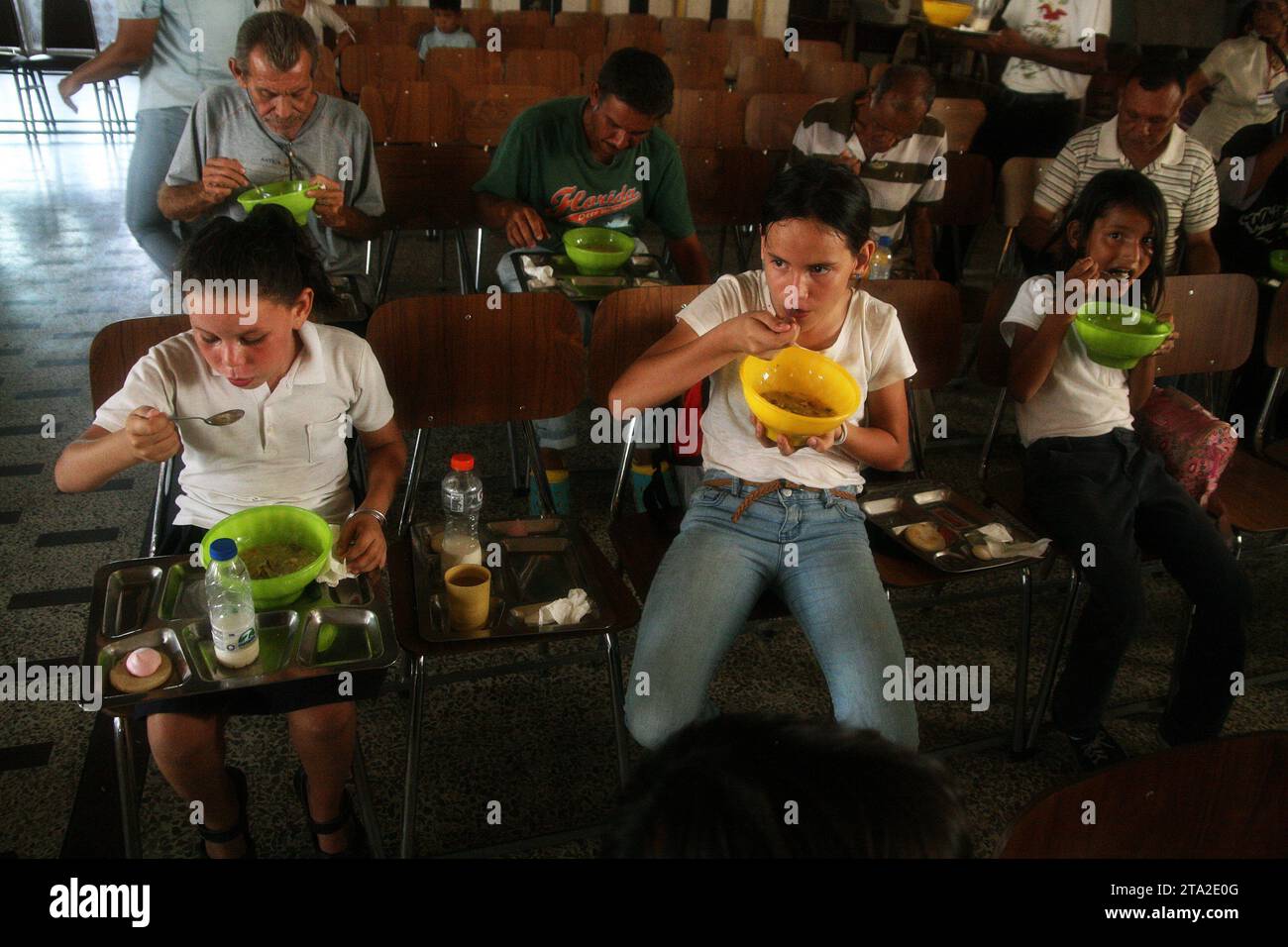 Frauen, Männer, Kinder und ältere Erwachsene mit Einkommensschwierigkeiten und niedrigen Löhnen sind durch den Hunger gezwungen, am Montag, den 27. November, in der Stadt Maracaibo, Venezuela, in Tierheimen, Kirchen und in improvisierten Küchen nach Nahrung zu suchen. Die venezolanische Beobachtungsstelle für Ernährungssicherheit und Ernährung (OVSAN) erklärte in einem Bericht, dass mindestens 40 % der venezolanischen Familien keinen Zugang zu drei Mahlzeiten am Tag haben. Der Text besagt, dass es im Land eine große Zahl von Menschen gibt, die unter Unterernährung leiden. Die Agentur stellt auch fest, dass diese Familien einen schlechten Nahrungskonsum haben, bis zu dem Punkt Stockfoto