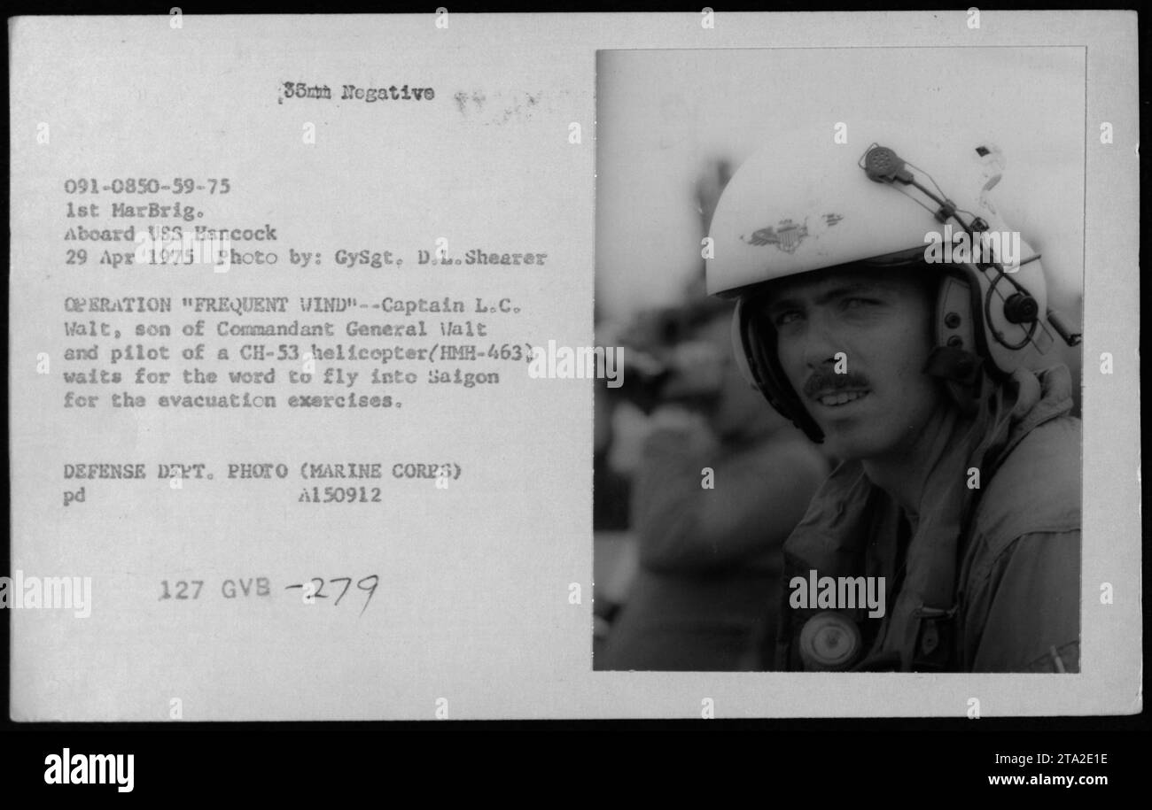 Captain L.C. Walt steuert einen CH-53 Hubschrauber für die HMH-463 an Bord der USS HANCOCK, um am 29. April 1975 während der Operation Frequent Wind nach Saigon zu fliegen. Stockfoto