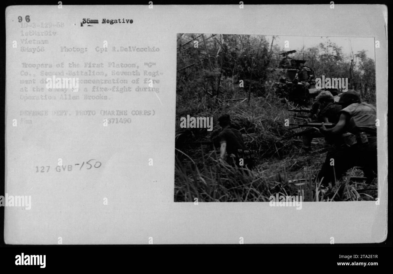 Soldaten des ersten Zuges der G Kompanie, 2. Bataillon, 7. Regiment, greifen feindliche Truppen während der Operation Allen Brook am 8. Mai 1968 an. Das Bild zeigt die Intensität des Kampfes und militärischen Engagements in Vietnam. Stockfoto
