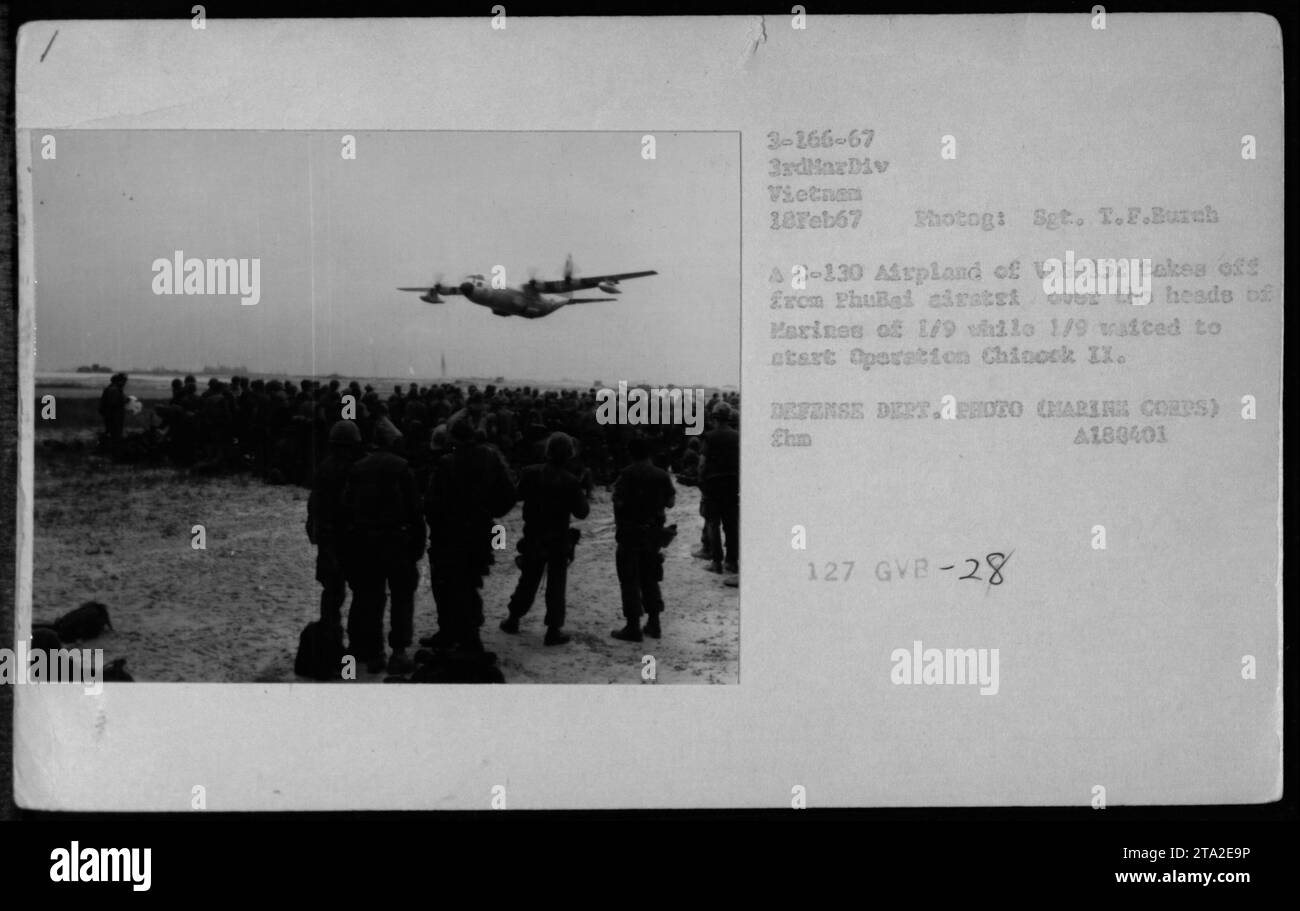 Am 18. Februar 1967 startete ein C-130-Flugzeug der VMGR152 von PhuBai über den Köpfen der Marines von 1/9. Die Marines warteten auf die Operation Chinook II Dieses Foto wurde von Sgt. T.F. Burch aufgenommen und ist Teil der Fotosammlung des Verteidigungsministeriums, die die militärischen Aktivitäten der USA während des Vietnamkriegs dokumentiert. Stockfoto