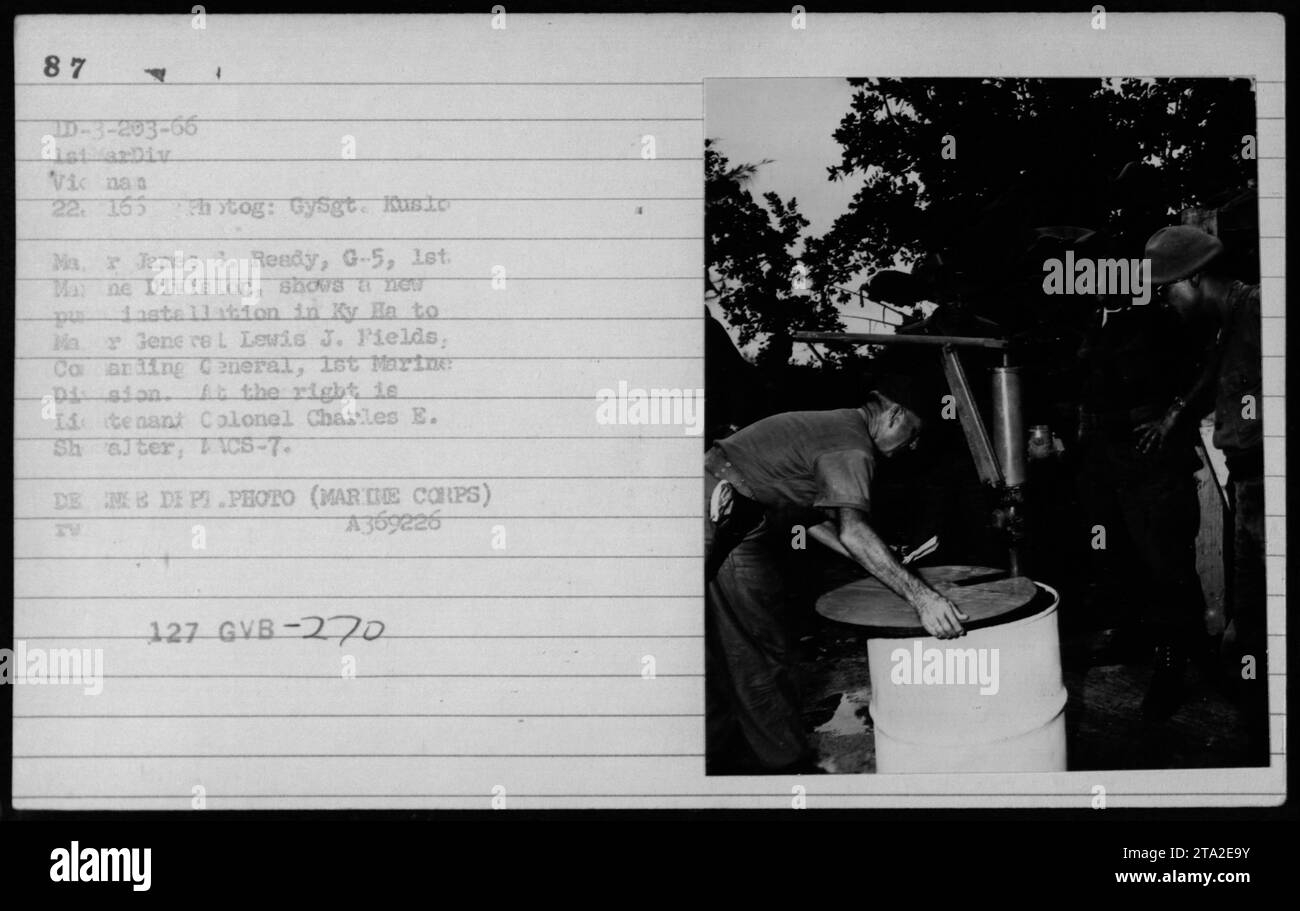 Offiziere und Beamte, darunter Präsident Lyndon Johnson und Oberst P X Kelley, werden während des Vietnamkrieges bei einem Besuch einer neu installierten pu-Anlage (Power Utility) in Ky Ha gesehen. Marinedivision Lieutenant Colonel Charles E. Shalter und Marinegeneral Lewis J. Fields sind ebenfalls auf dem Foto zu sehen. Stockfoto