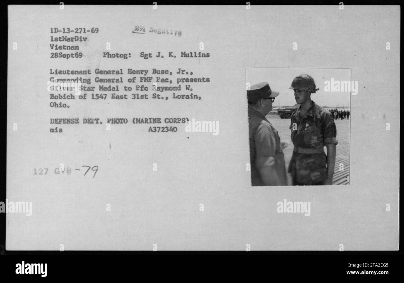 Generalleutnant Henry Buse überreicht die Silver Star Medal an PFC Raymond W. Bobich, einen Marine aus Lorain, Ohio. Diese Zeremonie fand am 28. September 1969 in Vietnam statt. Daneben waren John Warner, Verteidigungsminister Melvin Laird und Norman Vincent Peale. Stockfoto