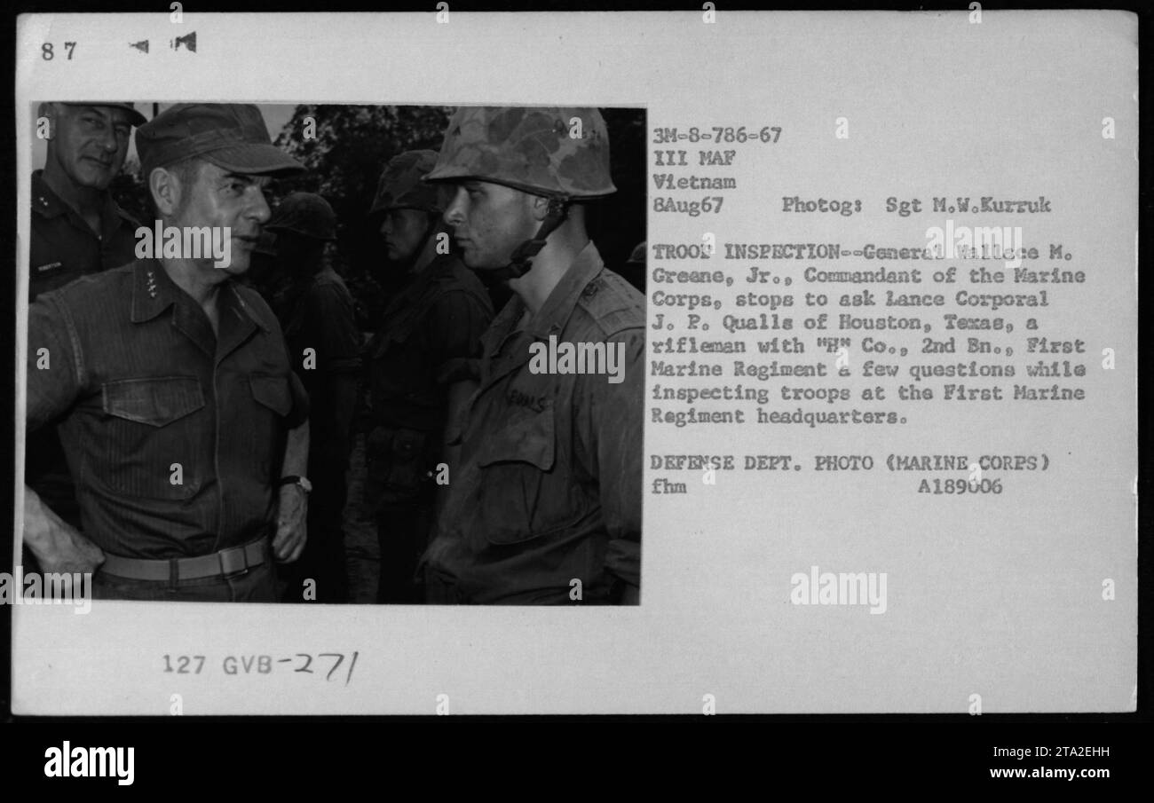 General Wallace M. Greene Jr. inspiziert am 8. August 1967 Lance Corporal J.P. Qualls der H Kompanie, 2. Bataillon, First Marine Regiment, im Hauptquartier in Vietnam. Foto des Verteidigungsministeriums von Sgt. M. W. Kurruk. Stockfoto