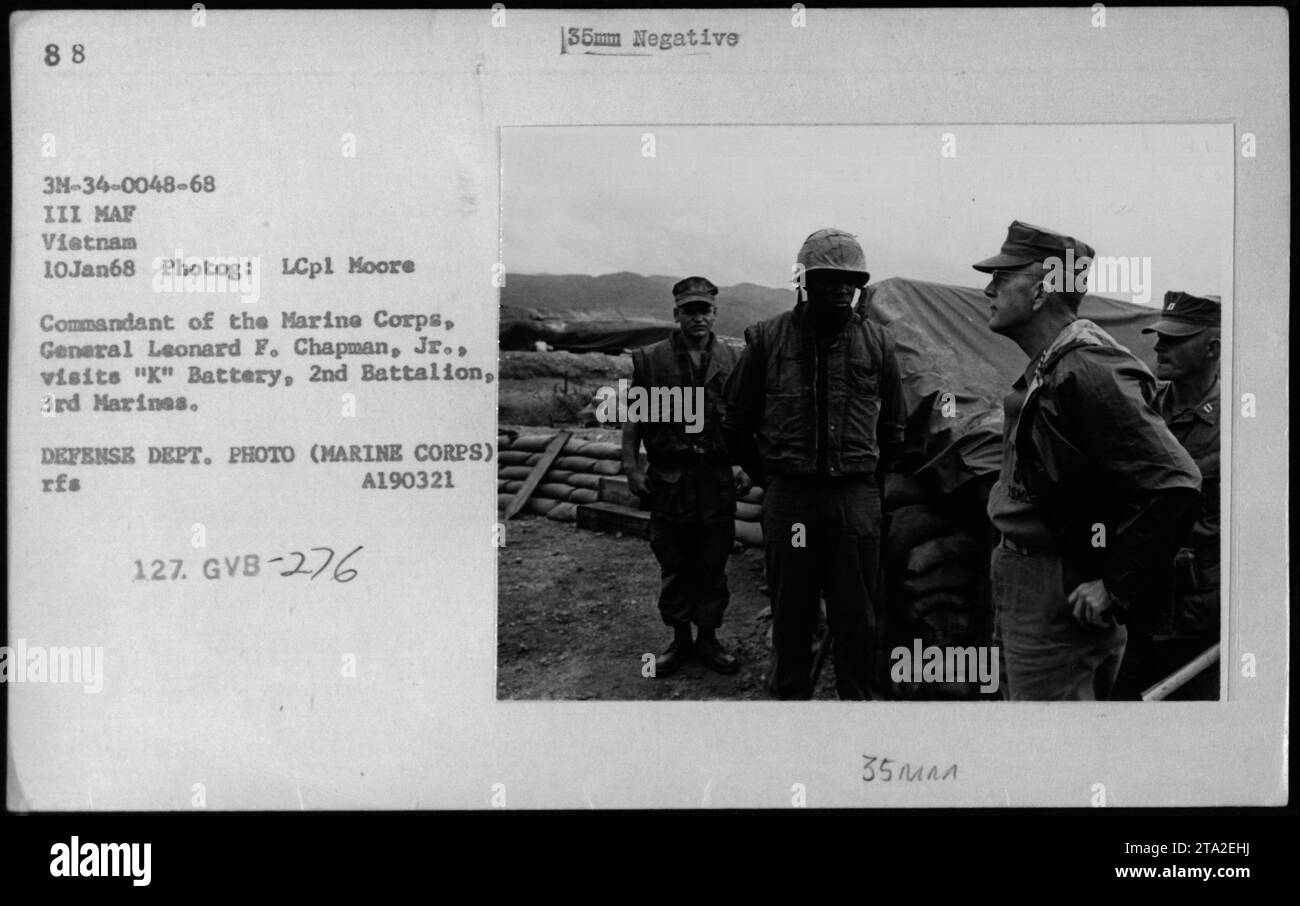 Kommandant des Marinekorps, General Leonard F. Chapman, Jr., besucht K-Batterie, 2. Bataillon, 3. Marines während des Vietnamkriegs. Datum: 10. Januar 1968. Das Foto zeigt Offiziere und Beamte, die General Chapman begleiten. Originalquelle: LCpl Moore, Foto des Verteidigungsministeriums (Marine Corps). Stockfoto