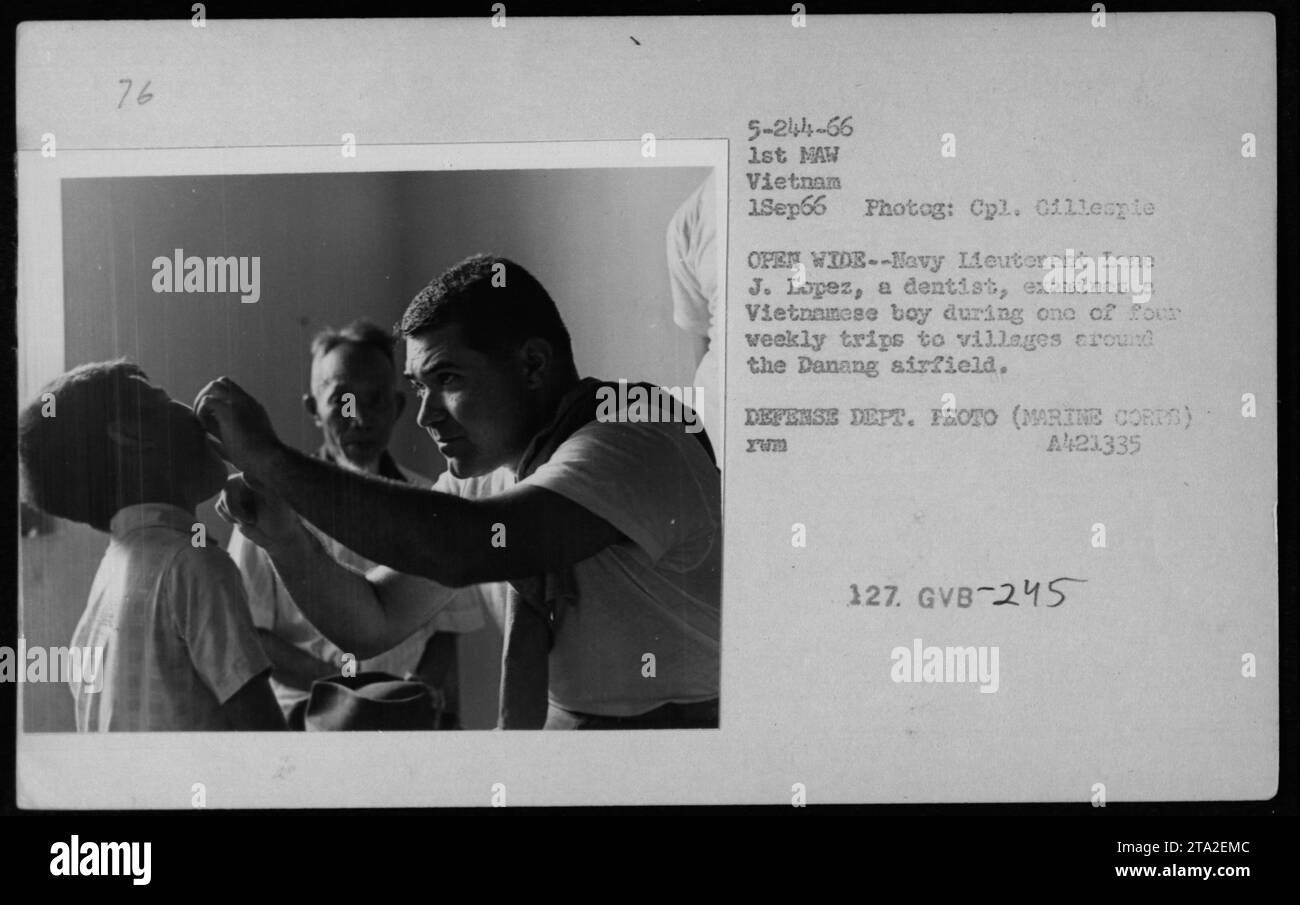 Navy Lieutenant Lane J. Lopez, ein Zahnarzt, untersucht einen vietnamesischen Jungen während einer medizinischen Kampagne, MEDCAP, am 1. September 1966. Dieses Foto wurde von CPL. Gillespie aufgenommen, der die Aktivitäten des US-Militärs in Vietnam während des Krieges dokumentierte." Stockfoto