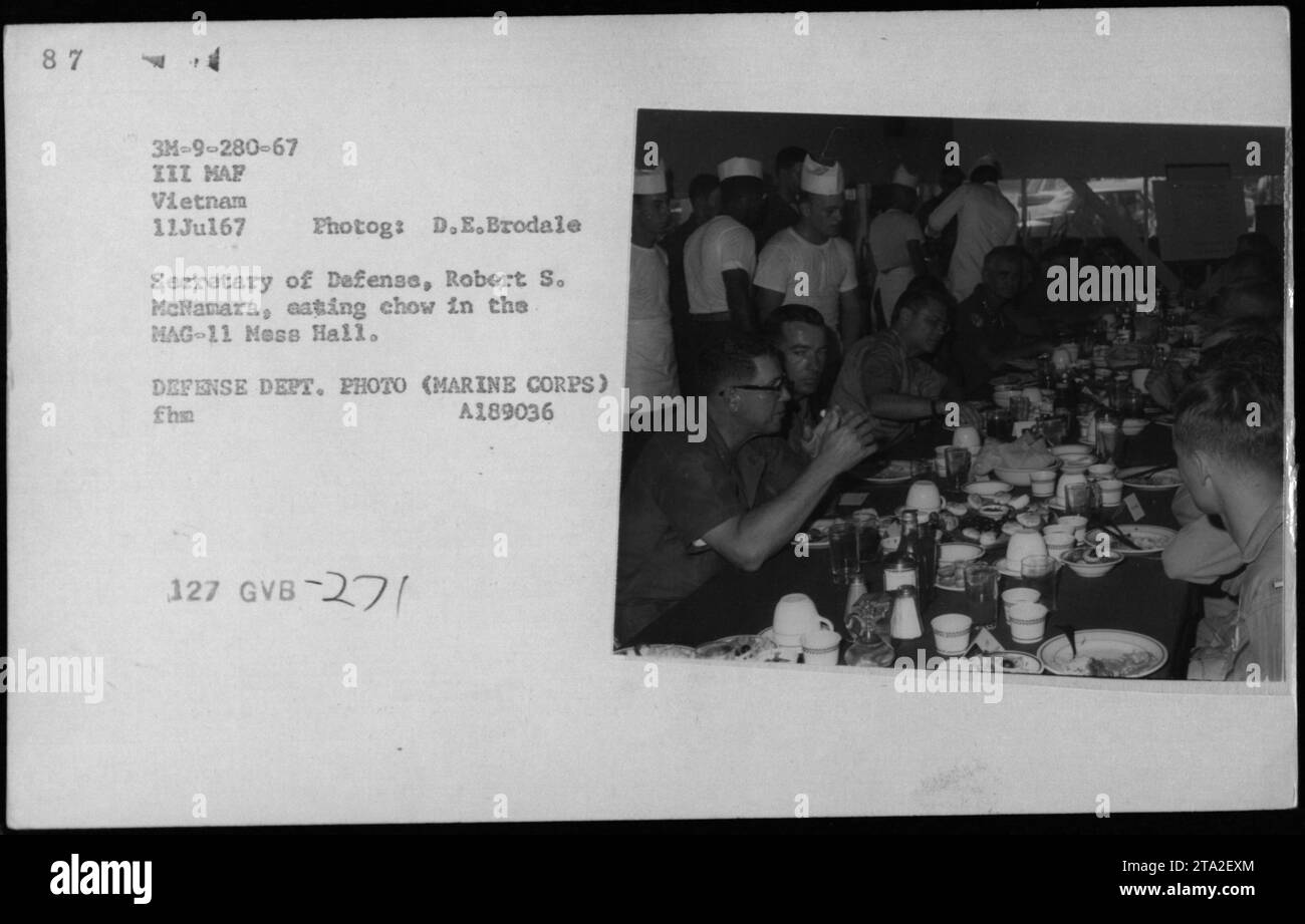 Bildunterschrift für das Bild: Verteidigungsminister Robert S. McNamara Essen in der mag-11-Mess Hall während des Vietnamkriegs. Stockfoto
