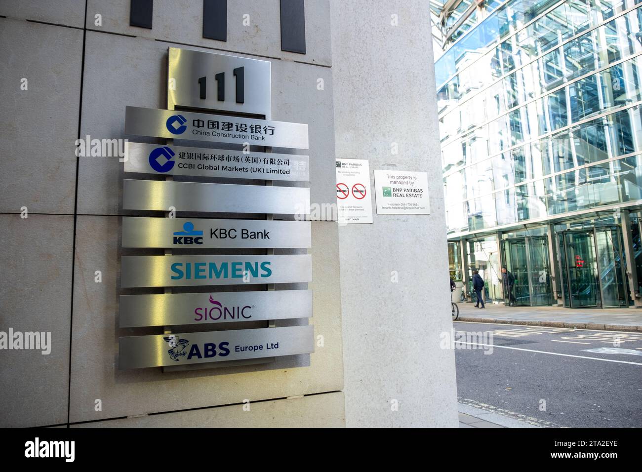 LONDON, 13. NOVEMBER 2023: Besatzer der 111 Old Broad Street in EC2. Zentral gelegene Büroflächen in der City of London Stockfoto