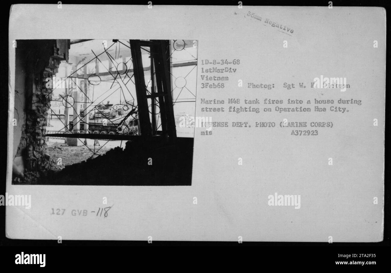 Am 3. Februar 1968 feuerte ein Marine-M48-Panzer in ein Haus während der Straßenkämpfe in der Operation Hue City ab und dokumentierte die Kampfoperationen der 1. Marine-Division in Vietnam, fotografiert von Sgt H. F. Dickman. Stockfoto