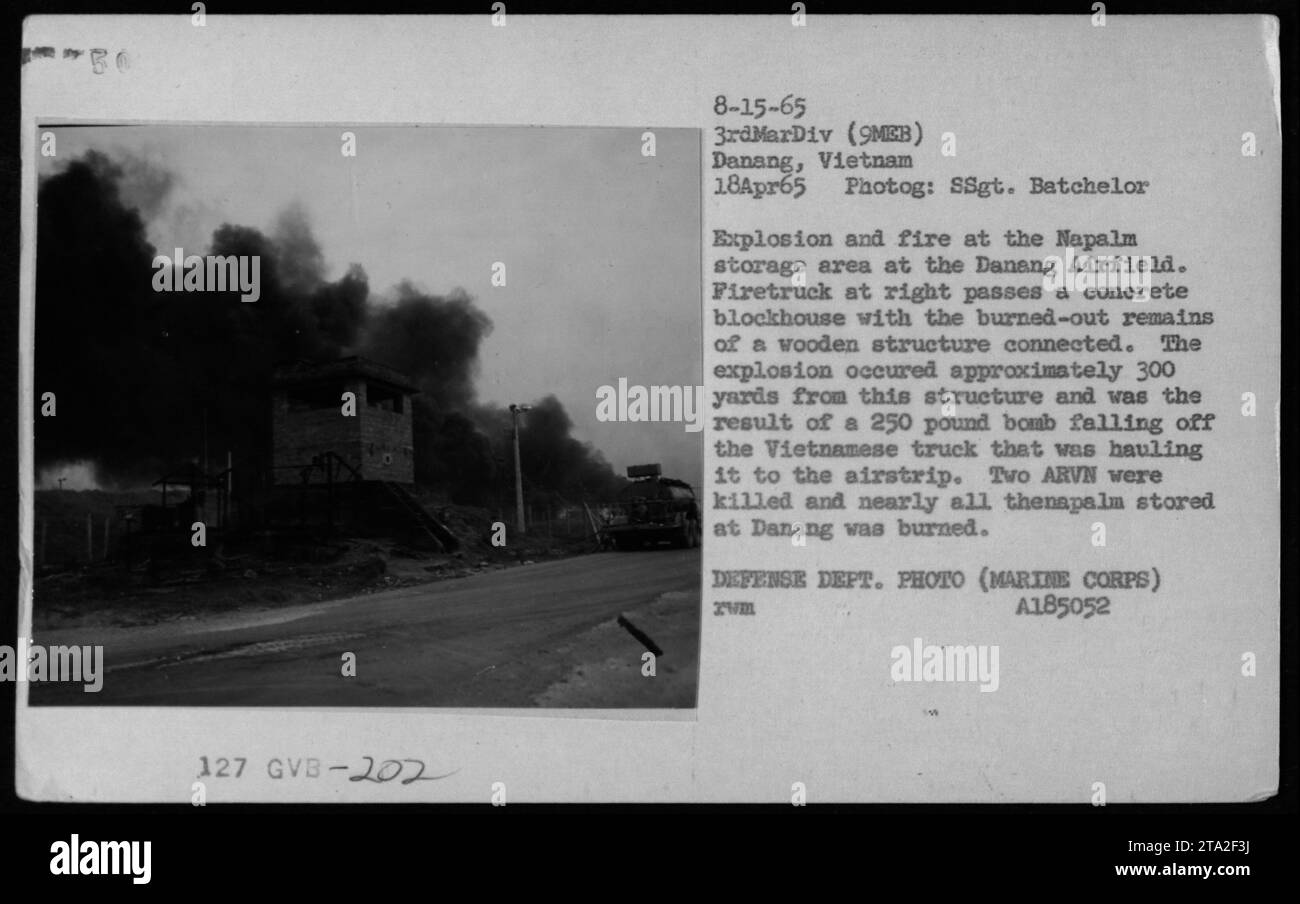 Explosion Und Feuer Im Napalm Lager Auf Danang Airfield Vietnam Eine Explosion Und Feuer Im Napalm Lager Auf Danang Airfield Vietnam Eine