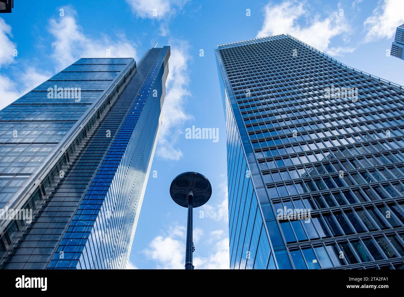 City of London - Blick nach oben auf die Bürogebäude in einem Wolkenkratzer am Bishopsgate Stockfoto