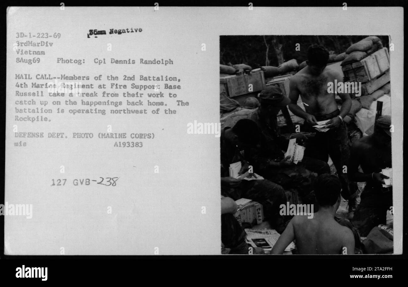 Am 8. August 1969 lasen Soldaten des 2. Bataillons des 4. Marine-Regiments auf der Fire Support Base Russell, nordwestlich des Rockpile, Vietnam, während einer Pause Post von zu Hause. Foto von CPL. Dennis Randolph, Verteidigungsministerium, Marine Corps. Stockfoto