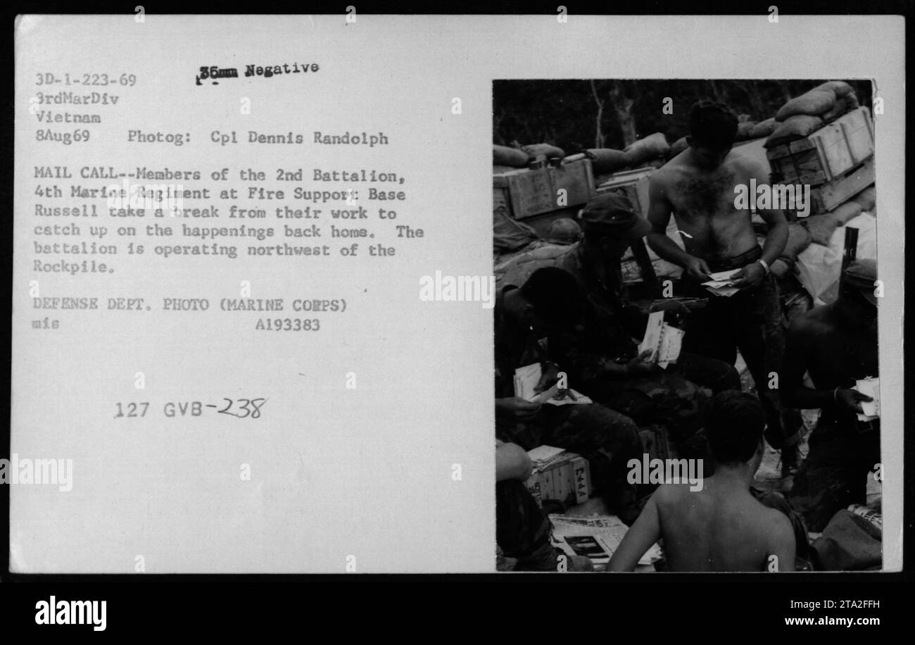 Soldaten der Feuerwehrbasis Russell in Vietnam nehmen eine Pause von ihren Pflichten ein und sammeln sich, um Post von zu Hause zu empfangen und zu lesen. Die Soldaten des 2. Bataillons, 4. Marine-Regiments nutzen diese Zeit, um Nachrichten und Updates von ihren Lieben zu erhalten, während sie nordwestlich des Rockpile stationiert sind. Stockfoto