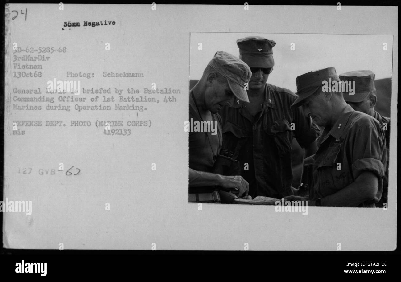 Ein Befehlshaber des US Marine Corps während des Vietnamkriegs, General Davis, erhält eine Einweisung vom Battalion Commanding Officer des 1. Bataillons, 4. Marines. Dies findet während der Operation Nanking statt, einer militärischen Operation der 3. Marine Division in Vietnam am 13. Oktober 1968. Stockfoto