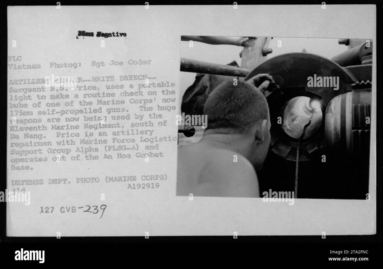 Wartung 36 Megative FLC Vietnam: Sgt Joe Coder erfasst Sgt S.S. Price mit einem tragbaren Licht, um das Rohr einer 175-mm-Selbstfahrkanone eines Marine Corps zu überprüfen. Diese Waffe wird jetzt vom Elften Marine-Regiment südlich von da Nang eingesetzt. Price dient als Artillerie-Reparaturmann bei der Marine Force Logistic Support Group Alpha (FLSG-A) und ist auf der an Hoa Combat Base stationiert. Dieses Foto stammt aus der Sammlung des Verteidigungsministeriums (Marine Corps) A192919. Stockfoto