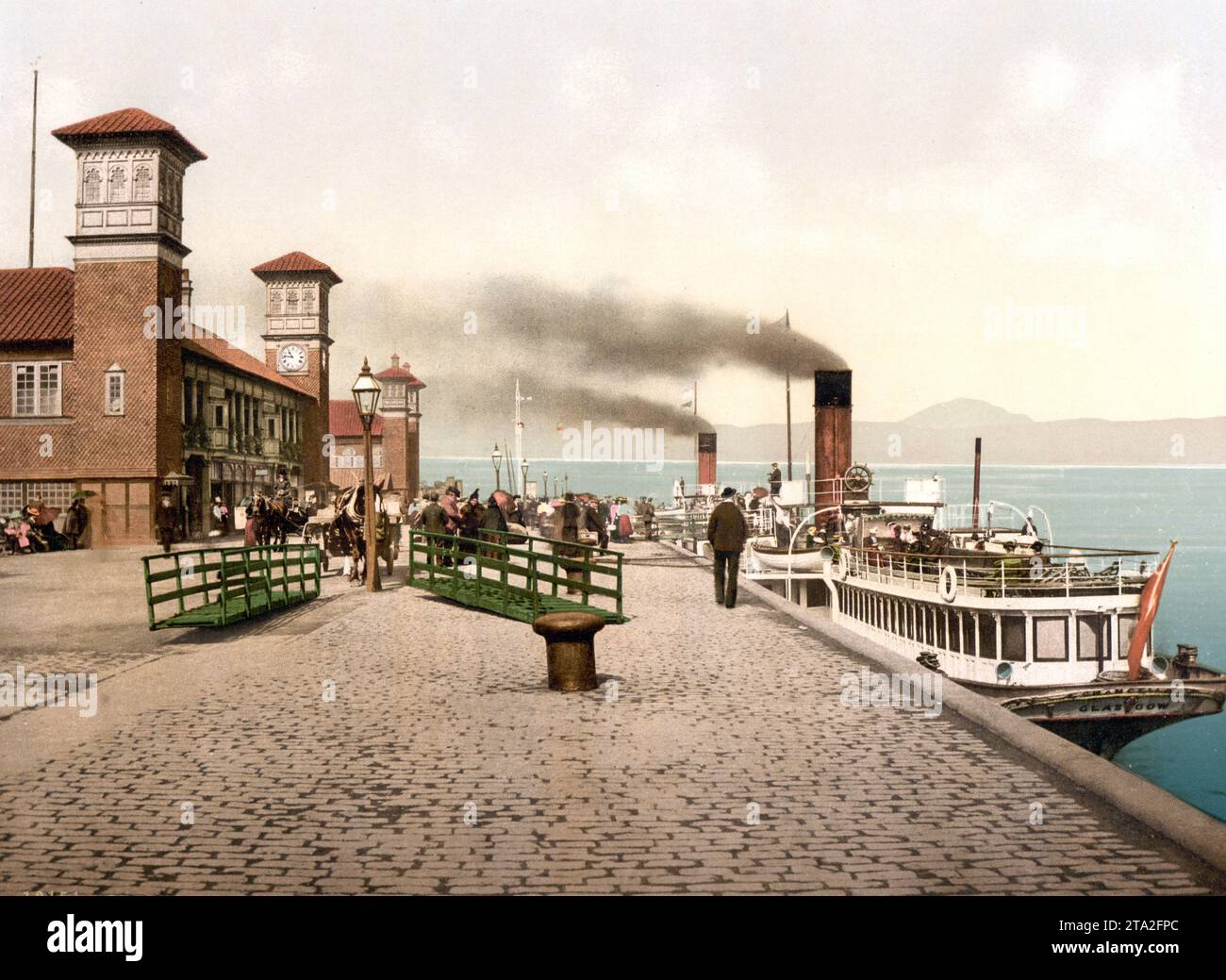 Prince's Pier in Greenock, eine Stadt im westlichen Schottland, Distrikt Inverclyde, Historisch, um 1900, digital restaurierte Reproduktion nach einem Original aus dem 19. Jahrhundert / Prince's Pier in Greenock, eine Stadt im Westen Schottlands, Inverclyde District, Historic, um 1900, digital restaurierte Reproduktion nach einem Original aus dem 19. Jahrhundert Stockfoto