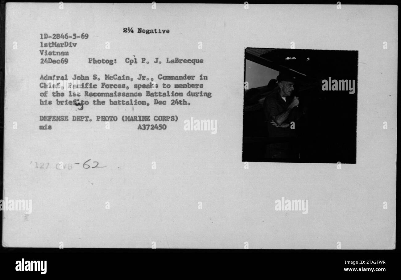 Admiral John McCain spricht während eines Briefings am 24. Dezember 1969 vor dem 1. Aufklärungsbataillon. Er war damals Oberbefehlshaber der Pazifikstreitkräfte. Das Foto zeigt den Moment seiner Rede vor dem Bataillon und zeigt seine Verbundenheit mit den Truppen. Dieses Bild ist Teil der offiziellen Fotosammlung des Verteidigungsministeriums aus dem Vietnamkrieg. Stockfoto
