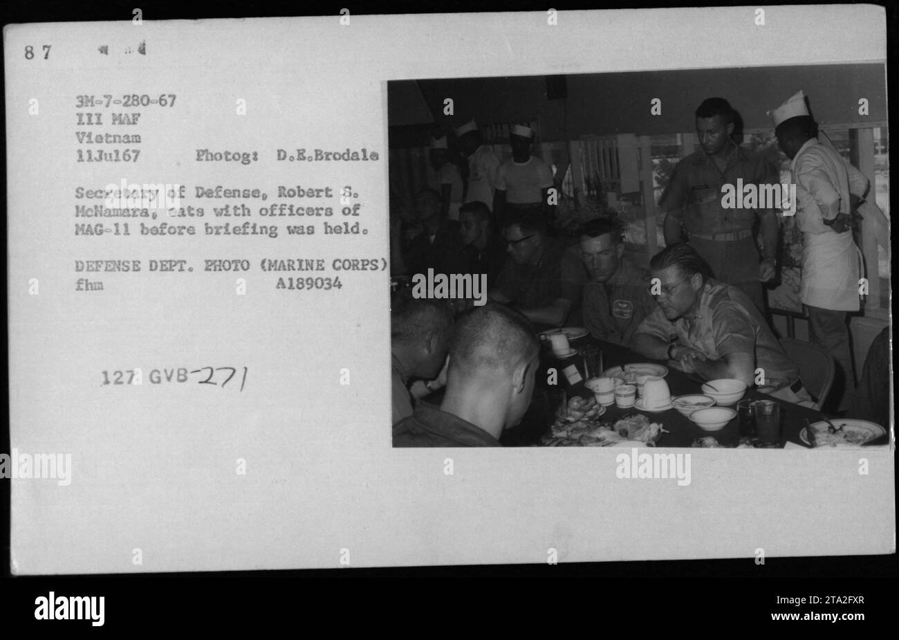 Verteidigungsminister Robert S. McNamara, teilte eine Mahlzeit mit Offizieren von mag-11, bevor er während des Vietnamkriegs 1967 ein Briefing machte. Stockfoto