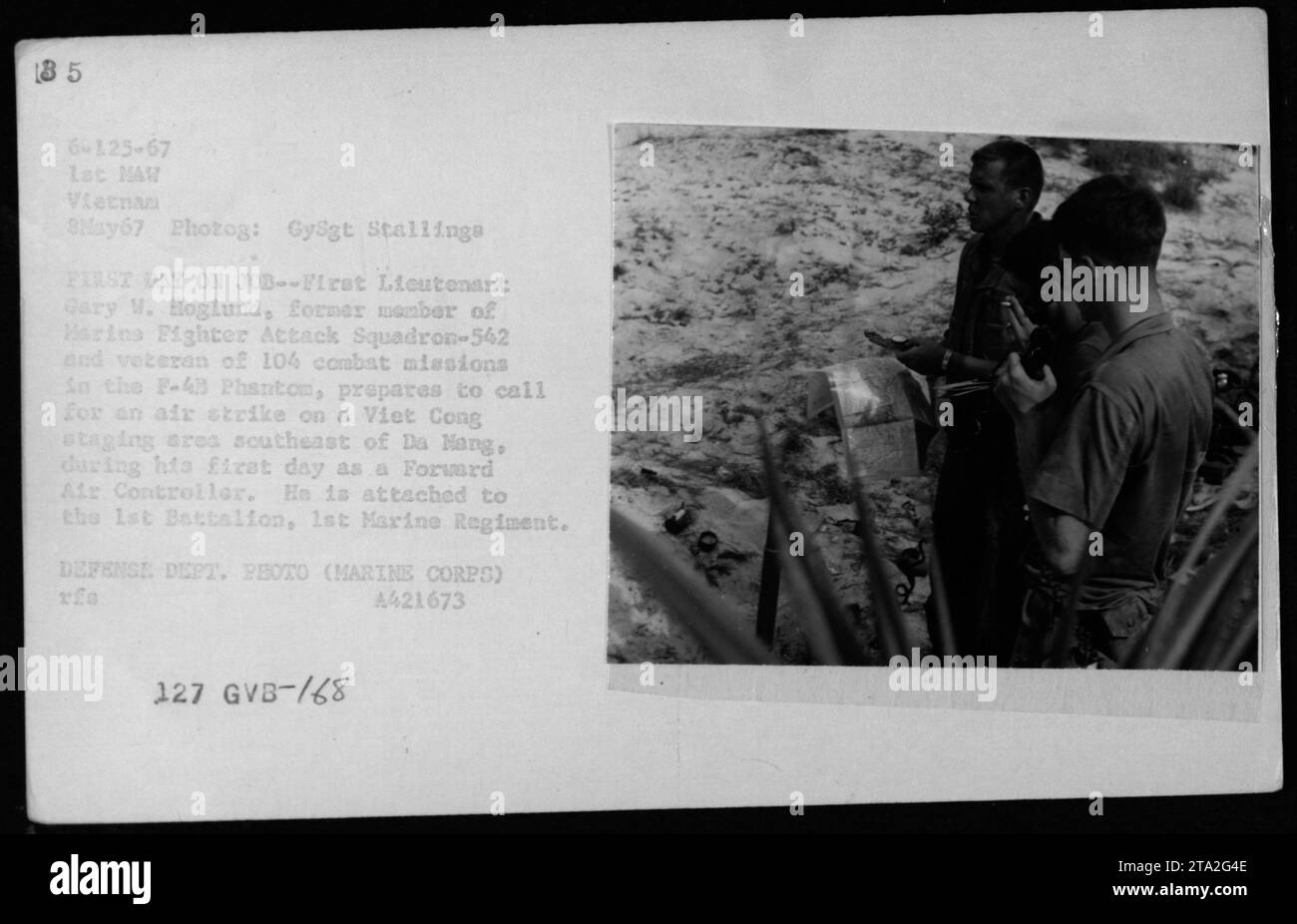 First Lieutenant Gary W. Roglund bereitet sich darauf vor, am 8. Mai 1967 einen Luftangriff auf ein Viet Cong-Einsatzgebiet in der Nähe von da Nang zu beantragen, während seines ersten Tages als Forward Air Controller beim 1. Bataillon, 1. Marine Regiment. Das Foto dokumentiert amerikanische Militäroperationen und Kommunikation während des Vietnamkriegs. Stockfoto