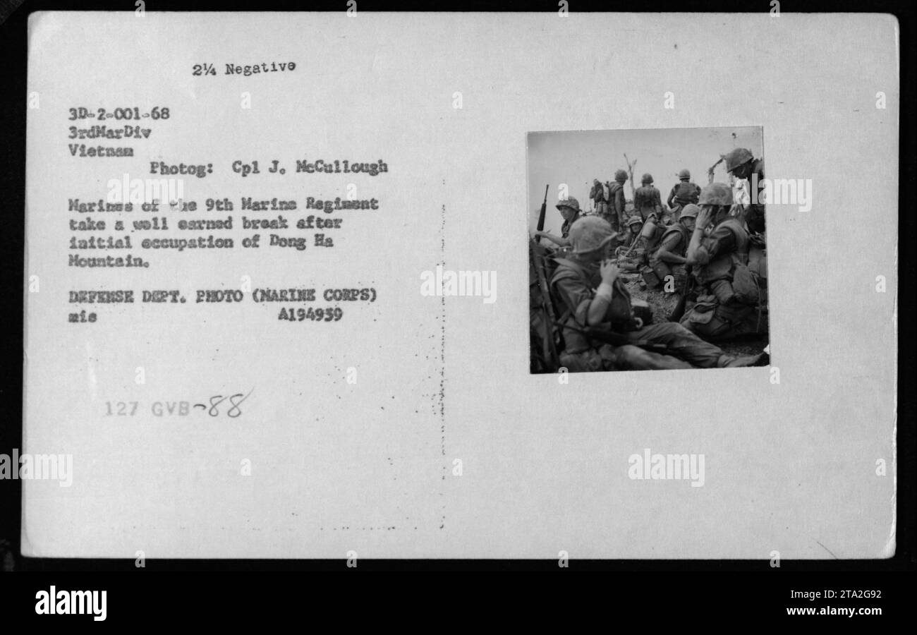 1968 ruhten Marines des 9. Marine-Regiments nach der anfänglichen Besatzung während des Vietnamkrieges auf dem Dong Ha Mountain und dokumentierten die militärischen Aktivitäten der USA unter der 3. Marine-Division. Stockfoto