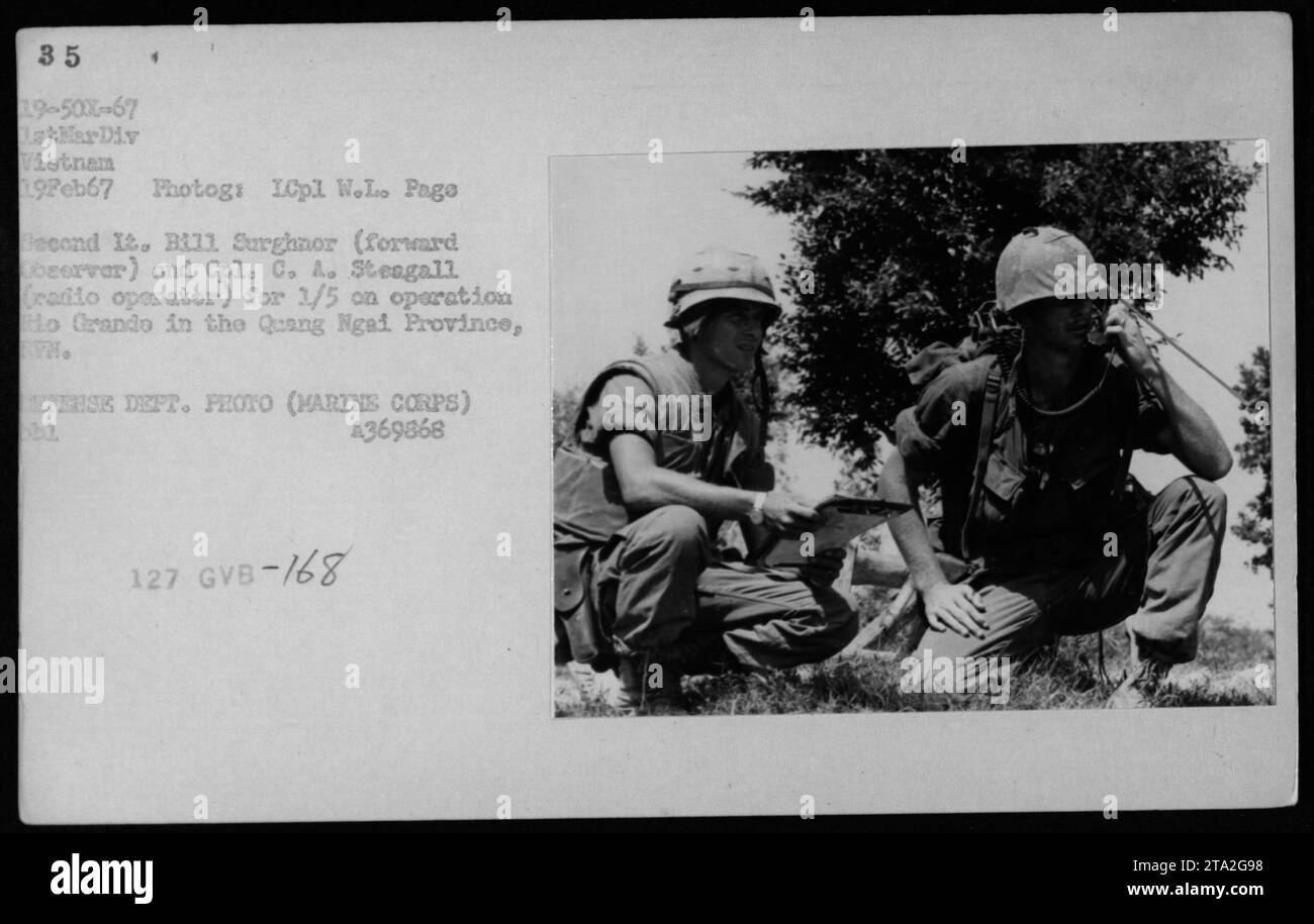 Der zweite Lieutenant Bill Surghnor und der Corporal C.A. Steagall sind während ihres Einsatzes in Vietnam am 19. Februar 1967 abgebildet. Lieutenant Surghnor hält ein Bier, während Corporal Steagall ein Funkgerät als Teil des 1. Bataillons, 5. Marine-Regiments während der Operation Rio Grando in der Provinz Quang Ngai betreibt. Dieses Foto wurde von ICpl W.L. Page aufgenommen. Stockfoto
