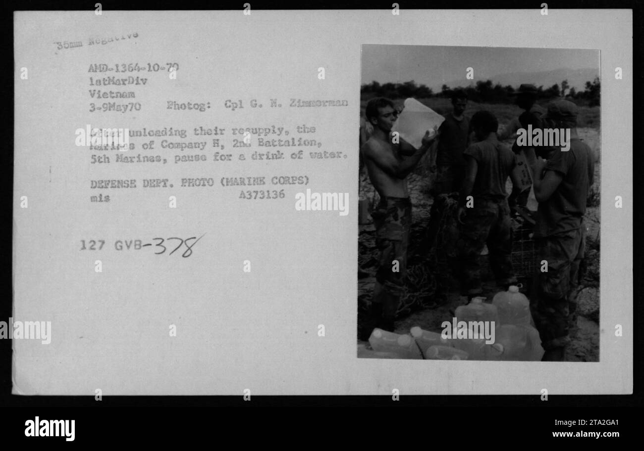 Marines der Kompanie H, 2. Bataillon, 5. Marines halten für einen Drink Wasser an, nachdem sie ihre Nachschub in Vietnam entladen haben. Dieses Foto, aufgenommen am 3. Mai 1970, zeigt die Bedeutung von Wasseraufbereitungsanlagen und der Versorgung von Feldern während des Vietnamkriegs. (Foto: CPL G. H. Zinmorman, Verteidigungsministerium Foto) Stockfoto