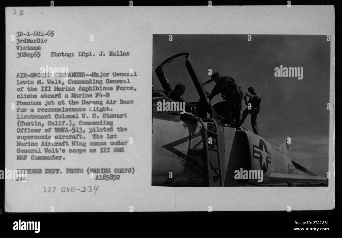 Major General Levis M. Walt, kommandierender General der III Marine Amphibious Force, steigt an Bord eines Marine F4-B Phantom Jet auf der Danang Air Base für einen Aufklärungsflug. Lieutenant Colonel W. C. Stevart steuert das Überschallflugzeug. Dieses Bild zeigt die Beteiligung der Marines in Vietnam während des Krieges. Stockfoto