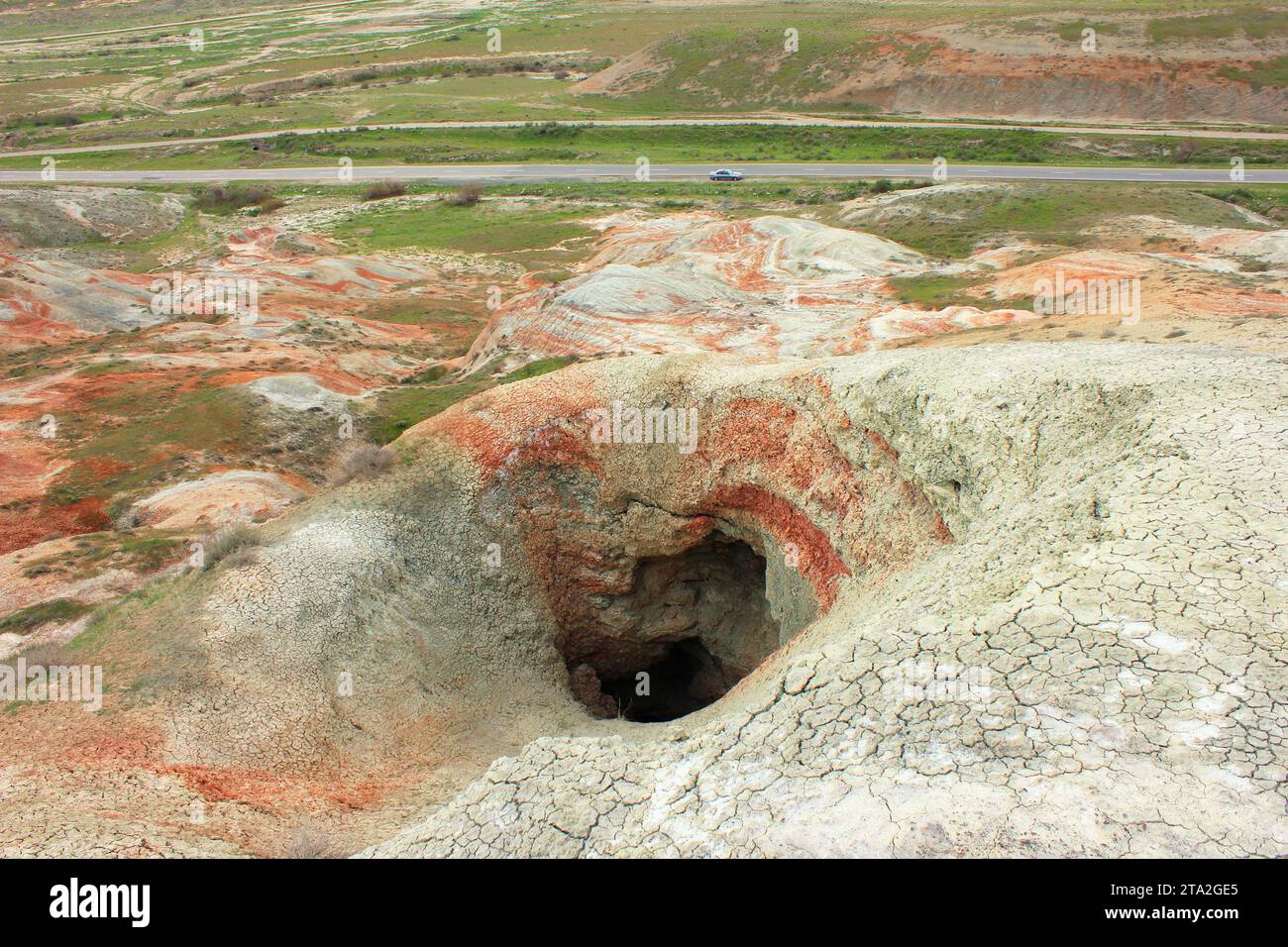 Region Khyzy. Aserbaidschan. 04.10.2016. Vertikale Höhle in den roten Bergen. Stockfoto