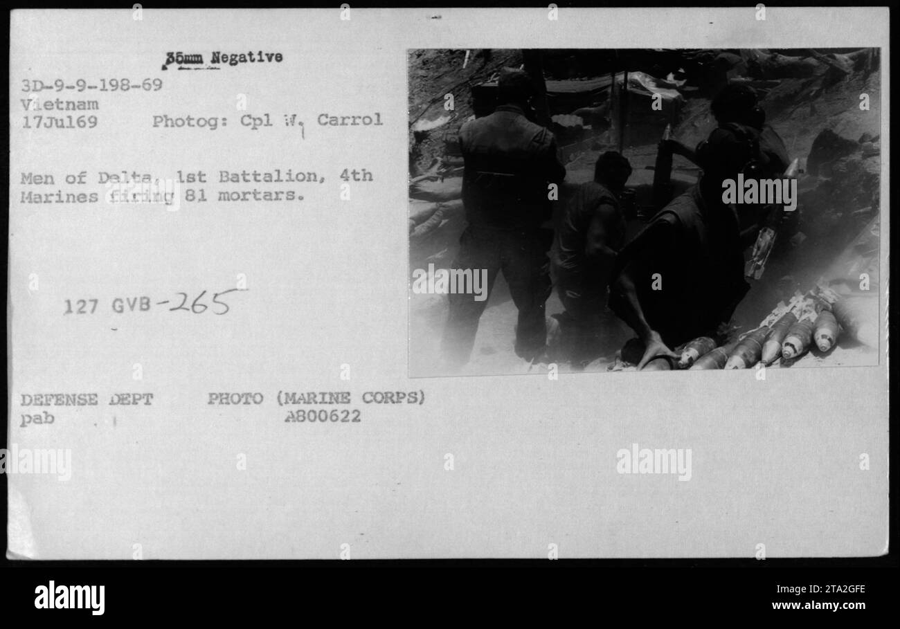 Delta Company, 1. Bataillon, 4. Marines, feuerte am 17. Juli 1969 81-mm-Mörser in Vietnam ab und führte während des Vietnamkrieges amerikanische Militäroperationen durch. Foto von CPL W. Carrol zeichnet Kampfaktivitäten und Artillerieeinsatz auf. Stockfoto