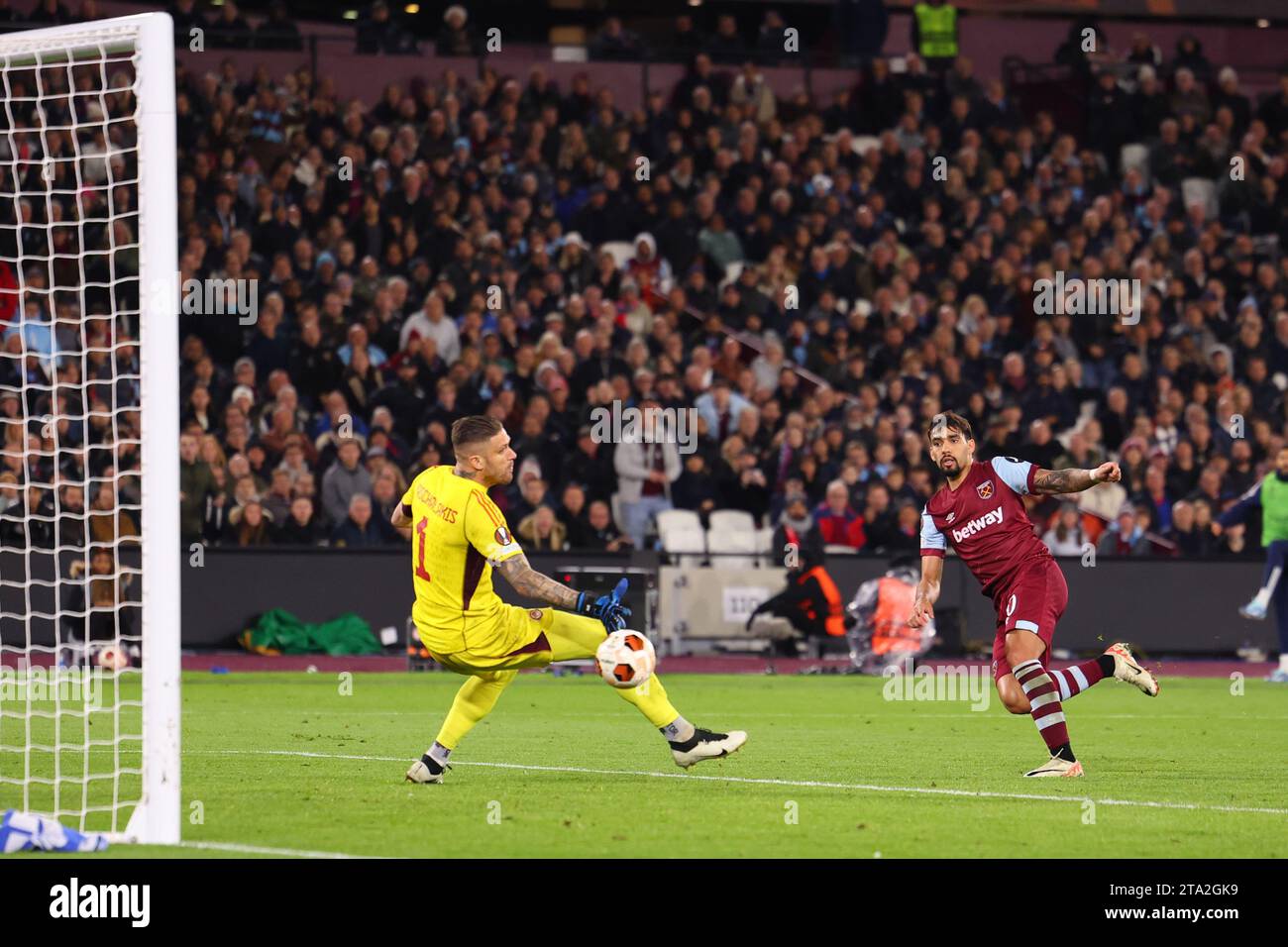 Lucas Paqueta von West Ham United schießt und erzielt 1-0 - West Ham United gegen Olympiakos, UEFA Europa League, London Stadium, London, Großbritannien - 9. November 2023 Stockfoto