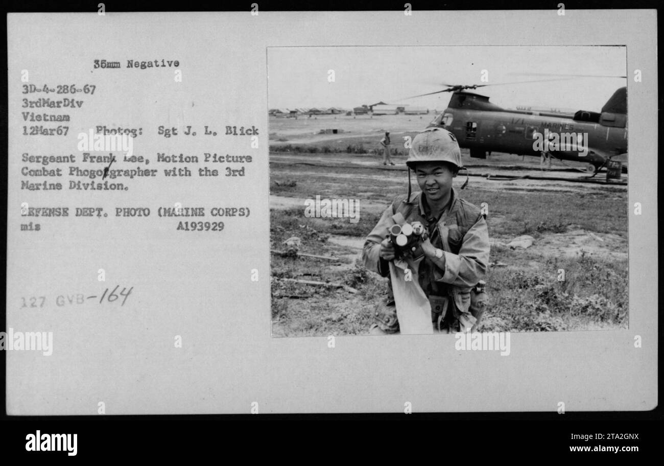 Sergeant Frank Lee, ein Film-Kampffotograf der 3. Marine-Division in Vietnam, filmt Aufnahmen während einer Militäroperation. Dieses Foto, aufgenommen am 12. März 1967, zeigt Sergeant Lee in Aktion, der die Realitäten des Krieges feststellt. Das Bild wurde von Sergeant J.L. Blick aufgenommen und ist Teil einer Sammlung des Kampffotografen Larry Burrows, die im Time/Life Magazin veröffentlicht wurde. Stockfoto