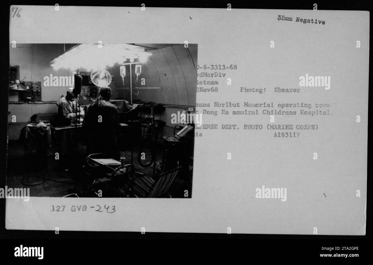 US-Militärangehörige führen am 2. November 1968 eine medizinische Evakuierung im Hurlbut Memorial Hospital in Dong Ha, Vietnam durch, um verletzte Kinder und andere Patienten zu behandeln. Stockfoto