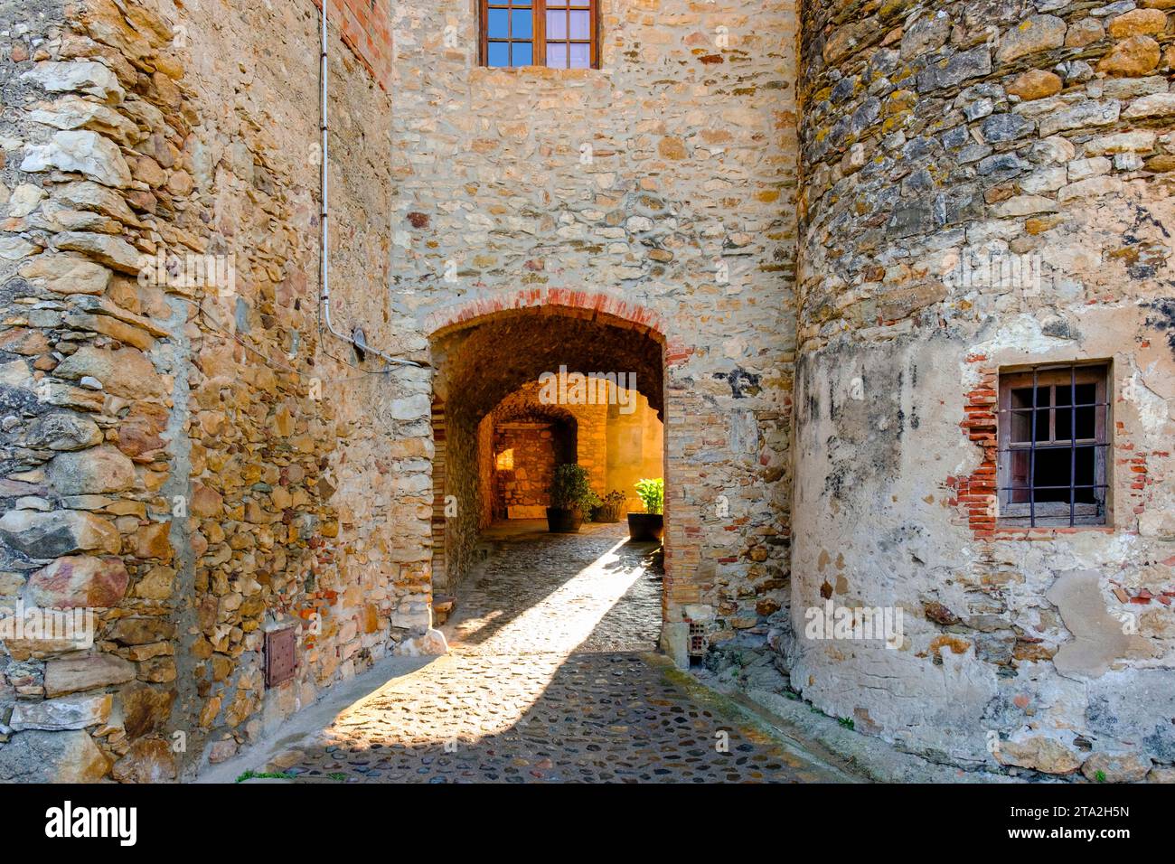 Coblestone Straße und Portal, mittelalterliche Stadt Regencós, Baix Empordà, Lower Empordà comarca, Provinz Girona, Katalonien, Spanien Stockfoto