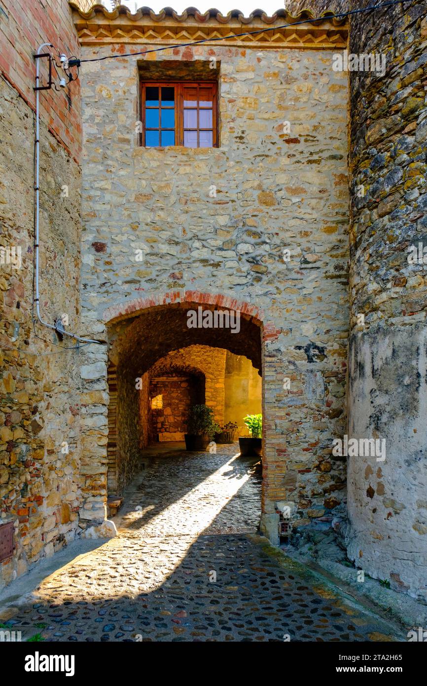 Coblestone Straße und Portal, mittelalterliche Stadt Regencós, Baix Empordà, Lower Empordà comarca, Provinz Girona, Katalonien, Spanien Stockfoto