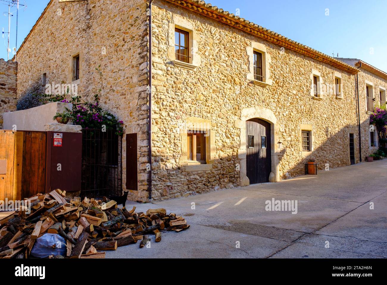 Haus, leere Straße, mittelalterliche Stadt Regencós, Baix Empordà, Lower Empordà comarca, Provinz Girona, Katalonien, Spanien Stockfoto