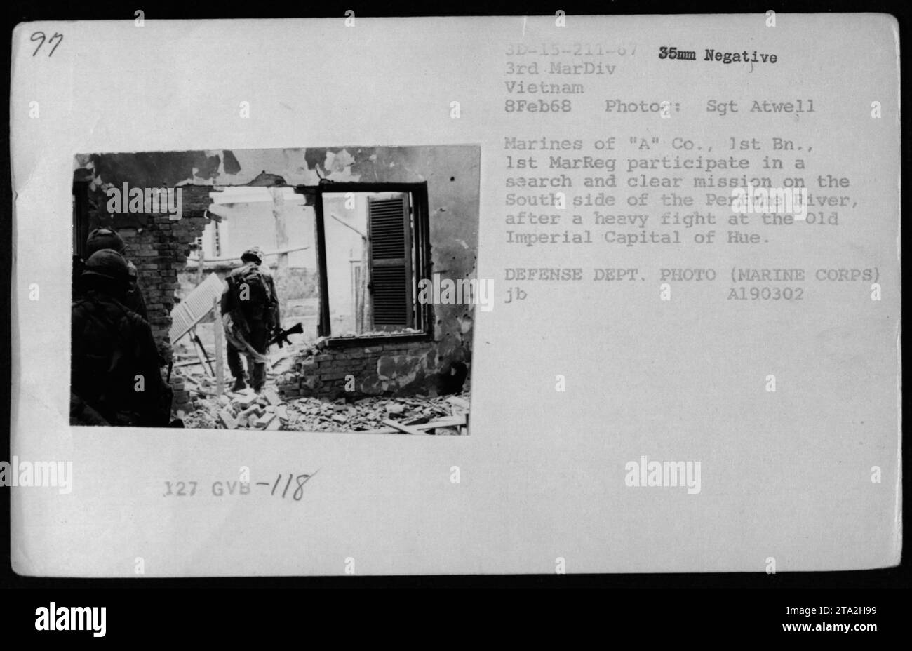 Marines of A Company, 1st Battalion, 1st Marine Regiment führen eine Such- und Löschmission auf der Südseite des Perfume River durch, nachdem sie am 8. Februar 1968 während der Operation Hue City in der Old Imperial Capital gekämpft hatten, fotografiert von Sgt Atwell. Stockfoto