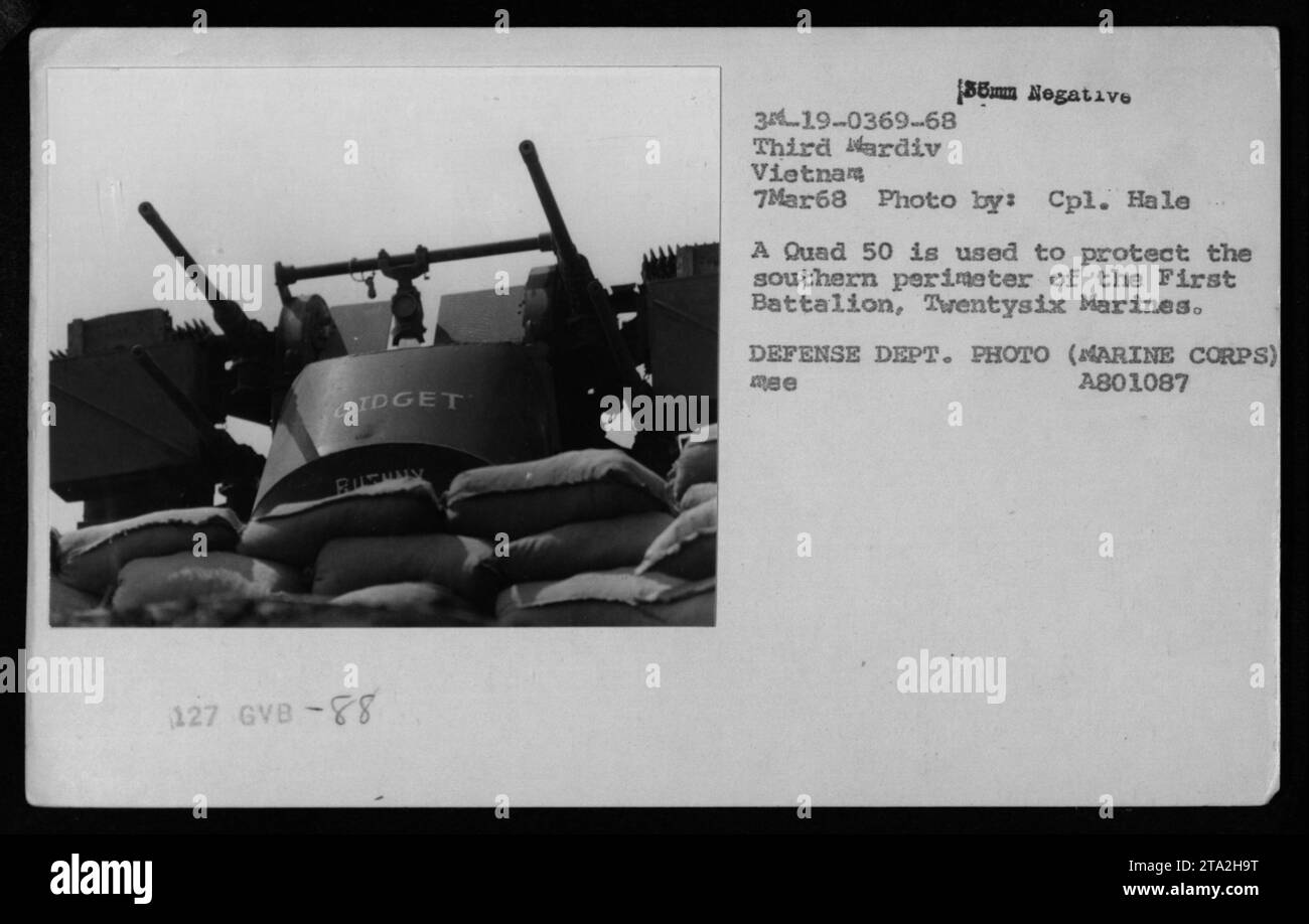 Ein Quad 50-Maschinengewehr wird von den Marines des ersten Bataillons Twentysix Marines eingesetzt, um den südlichen Rand während der Kampfeinsätze am 7. März 1968 zu schützen. Dieses Foto, aufgenommen von CPL. Hale, ist Teil der umfangreichen Sammlung amerikanischer Militäraktivitäten während des Vietnamkriegs. Stockfoto