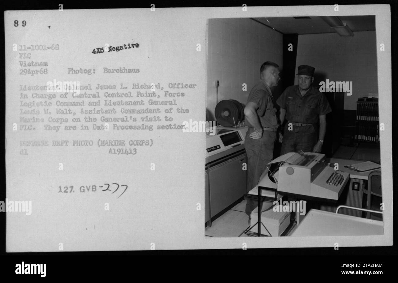 Generalleutnant Lewis W. Walt und Oberstleutnant James L. Richard wurden am 29. April 1968 während des Besuchs von General Walt beim Force Logistie Command (FLC) in Vietnam fotografiert. Das Bild zeigt sie im Bereich Datenverarbeitung, wobei Oberstleutnant Richard den zentralen Kontrollpunkt leitet. Dieses Foto ist ein Foto des Verteidigungsministeriums, das von Mitarbeitern des Marine Corps aufgenommen wurde. Stockfoto