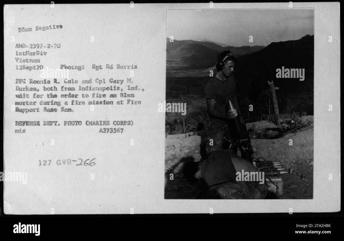 PFC Ronnie R. Cole und CPL Gary M. Durkam bereiten am 12. September 1970 einen 81-mm-Mörser für einen Feuerwehreinsatz auf der Feuerwehrbasis San in Vietnam vor. Foto von Sgt Ed Burris zeichnet amerikanische Militäroperationen und Mörsereinsatz auf. Stockfoto