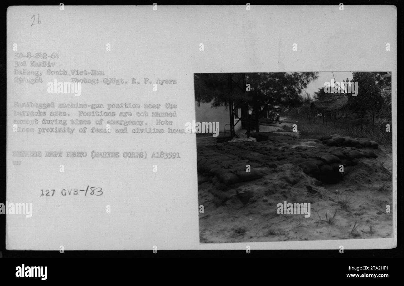 Bildunterschrift: Sandsackte Maschinengewehrposition in der Nähe der Kaserne in Dalang, Südviet-Nam. Dieses Foto vom 25. August 1964 zeigt die Verteidigungsmaßnahmen amerikanischer Truppen während des Vietnamkriegs. Diese Verteidigungspositionen befinden sich in der Nähe von Bürgerhäusern und einem Zaun und sind nur in Notfällen besetzt. Foto von GT. R. F. Ayers. Stockfoto